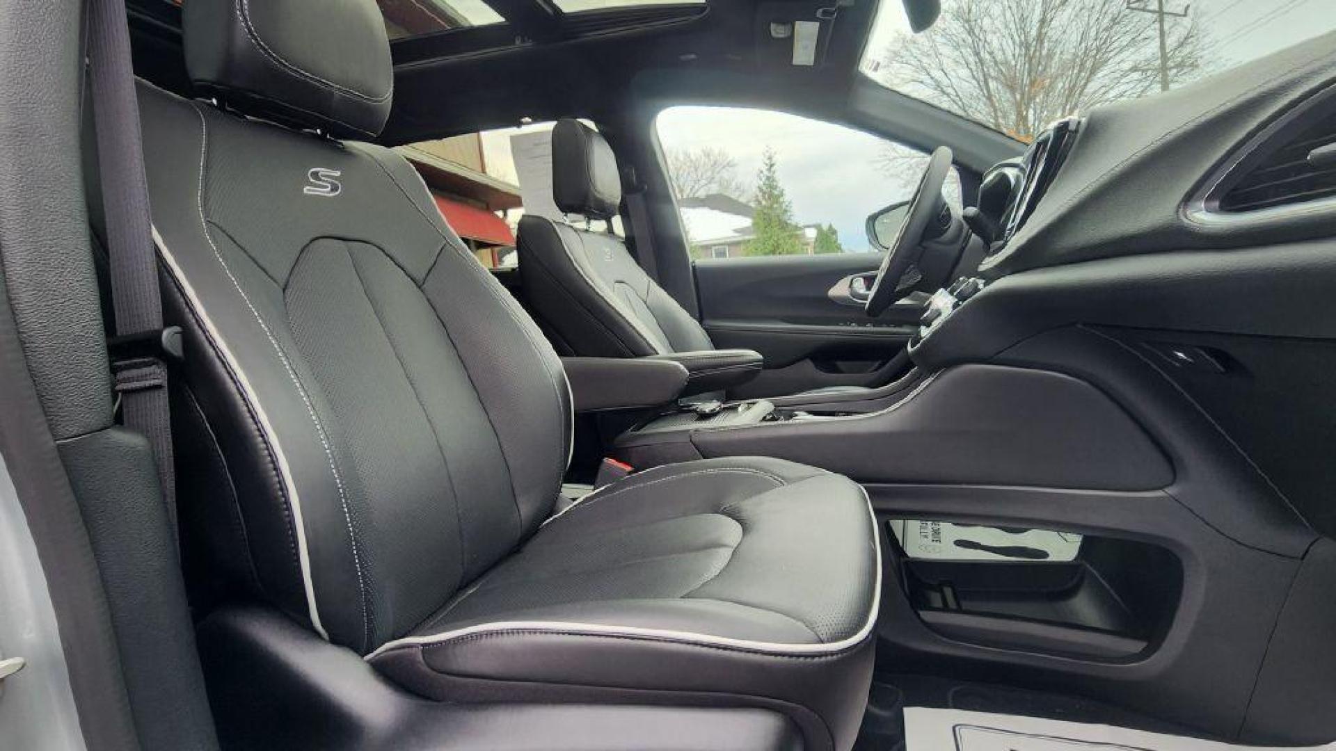 2024 SILVER CHRYSLER PACIFICA LIMITED (2C4RC1GG9RR) with an 3.6L engine, Automatic transmission, located at 101 S. Halleck St., DeMotte, 46310, (219) 987-2922, 41.202343, -87.198189 - Photo#9