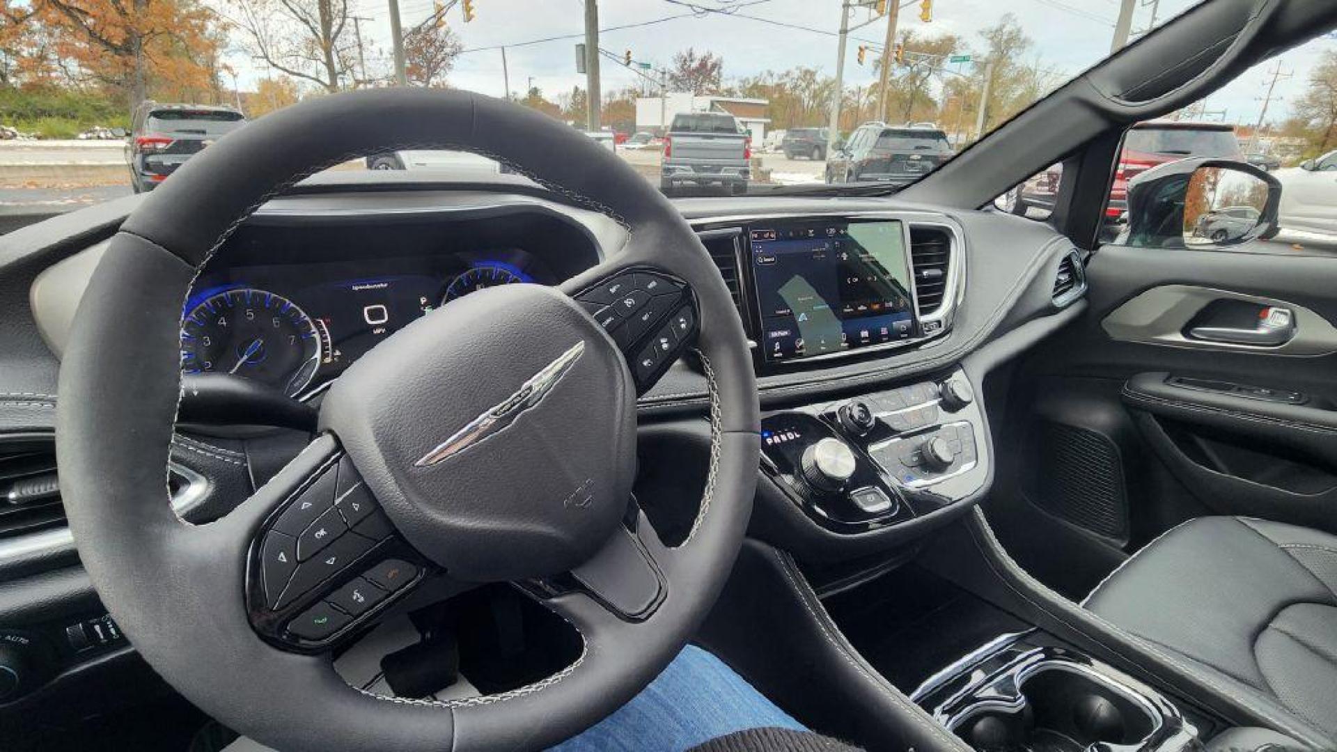 2024 SILVER CHRYSLER PACIFICA LIMITED (2C4RC1GG9RR) with an 3.6L engine, Automatic transmission, located at 101 S. Halleck St., DeMotte, 46310, (219) 987-2922, 41.202343, -87.198189 - Photo#10