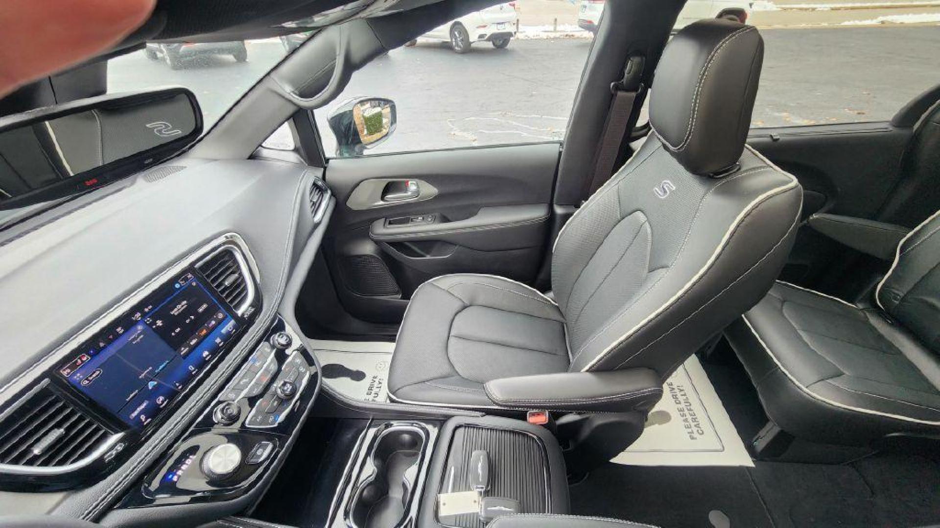 2024 SILVER CHRYSLER PACIFICA LIMITED (2C4RC1GG9RR) with an 3.6L engine, Automatic transmission, located at 101 S. Halleck St., DeMotte, 46310, (219) 987-2922, 41.202343, -87.198189 - Photo#11