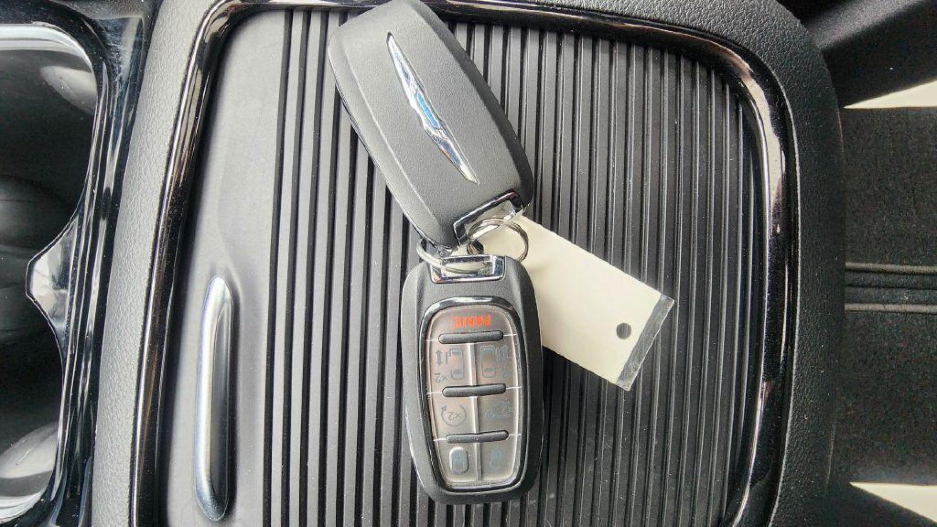 2024 SILVER CHRYSLER PACIFICA LIMITED (2C4RC1GG9RR) with an 3.6L engine, Automatic transmission, located at 101 S. Halleck St., DeMotte, 46310, (219) 987-2922, 41.202343, -87.198189 - Photo#20