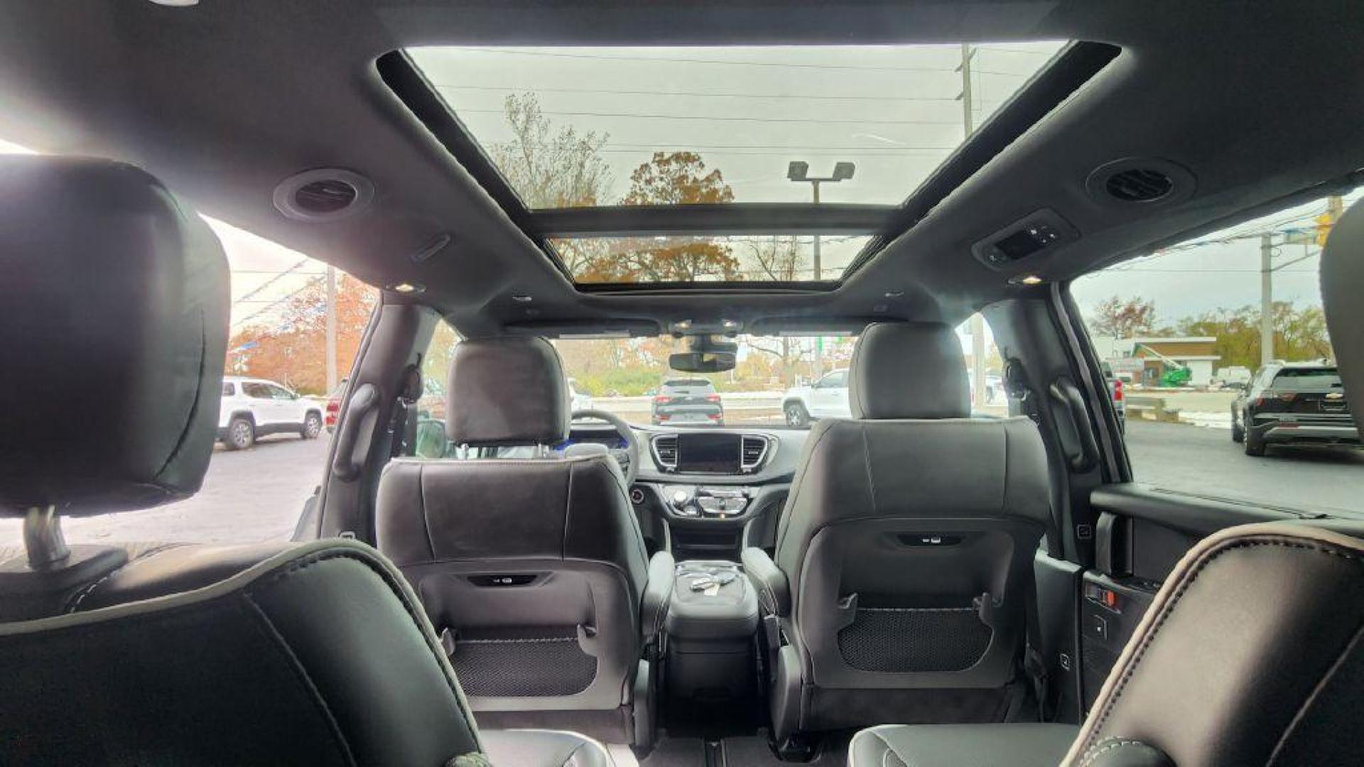 2024 SILVER CHRYSLER PACIFICA LIMITED (2C4RC1GG9RR) with an 3.6L engine, Automatic transmission, located at 101 S. Halleck St., DeMotte, 46310, (219) 987-2922, 41.202343, -87.198189 - Photo#24