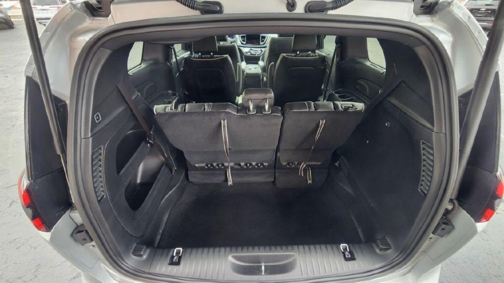 2024 SILVER CHRYSLER PACIFICA LIMITED (2C4RC1GG9RR) with an 3.6L engine, Automatic transmission, located at 101 S. Halleck St., DeMotte, 46310, (219) 987-2922, 41.202343, -87.198189 - Photo#28