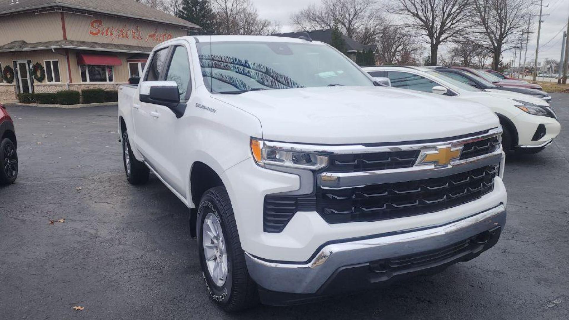 2023 WHITE CHEVROLET SILVERADO 1500 LT (2GCUDDED8P1) with an 5.3L engine, Automatic transmission, located at 101 S. Halleck St., DeMotte, 46310, (219) 987-2922, 41.202343, -87.198189 - Photo#1