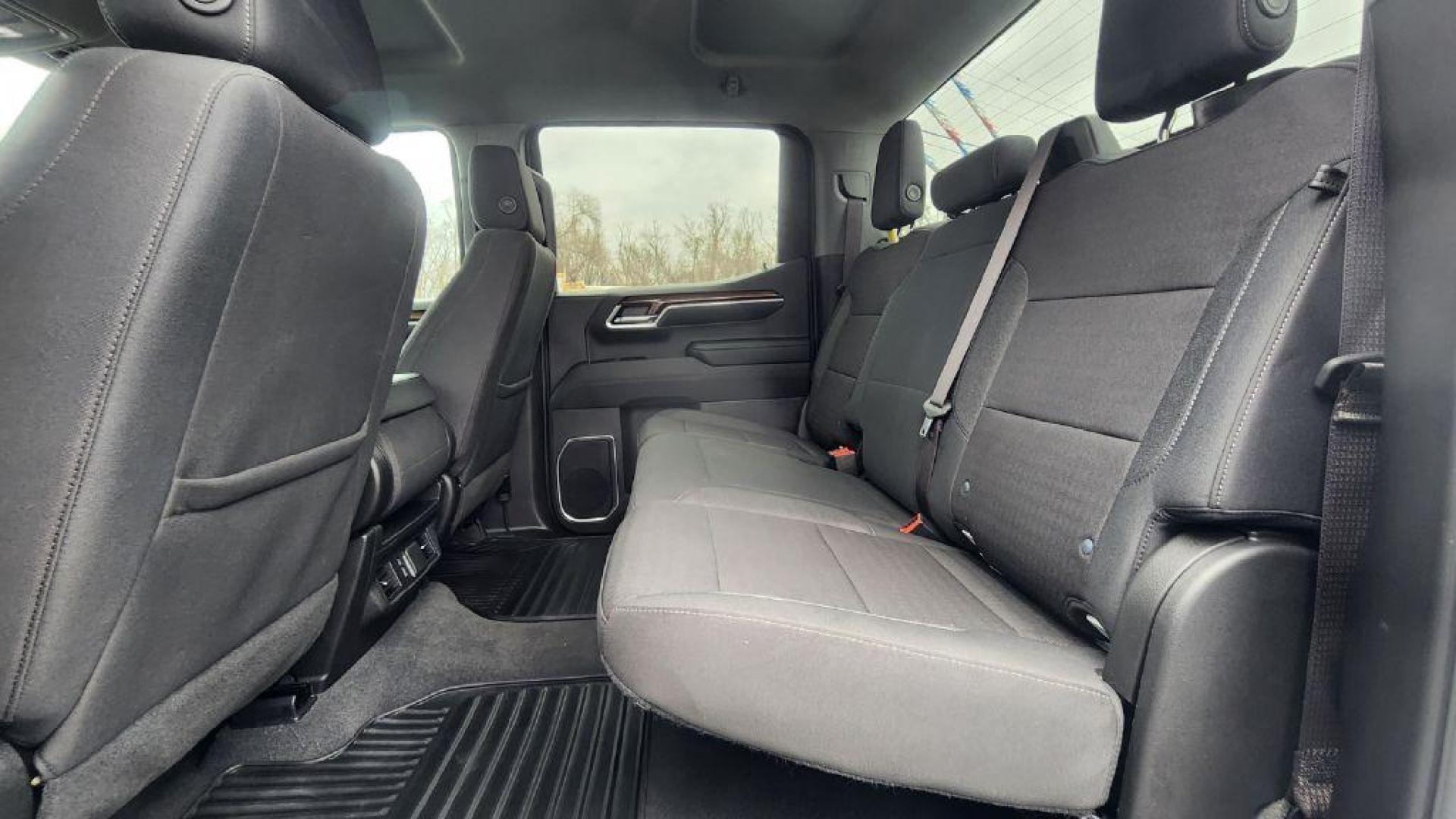 2023 WHITE CHEVROLET SILVERADO 1500 LT (2GCUDDED8P1) with an 5.3L engine, Automatic transmission, located at 101 S. Halleck St., DeMotte, 46310, (219) 987-2922, 41.202343, -87.198189 - Photo#5