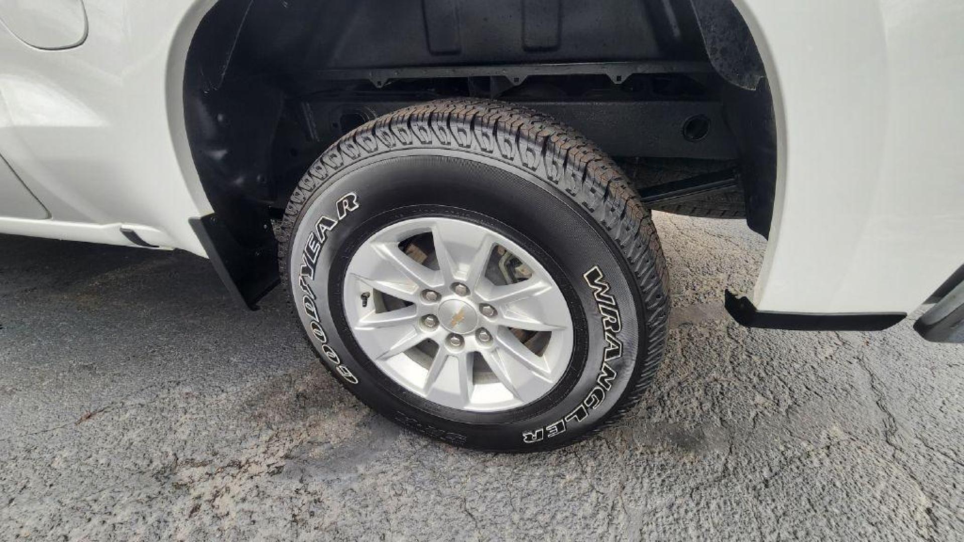 2023 WHITE CHEVROLET SILVERADO 1500 LT (2GCUDDED8P1) with an 5.3L engine, Automatic transmission, located at 101 S. Halleck St., DeMotte, 46310, (219) 987-2922, 41.202343, -87.198189 - Photo#20