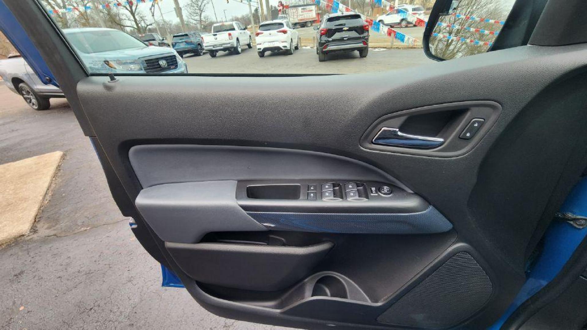 2022 BLUE CHEVROLET COLORADO Z71 - 4WD (1GCGTDENXN1) with an 3.6L engine, Automatic transmission, located at 101 S. Halleck St., DeMotte, 46310, (219) 987-2922, 41.202343, -87.198189 - Photo#17