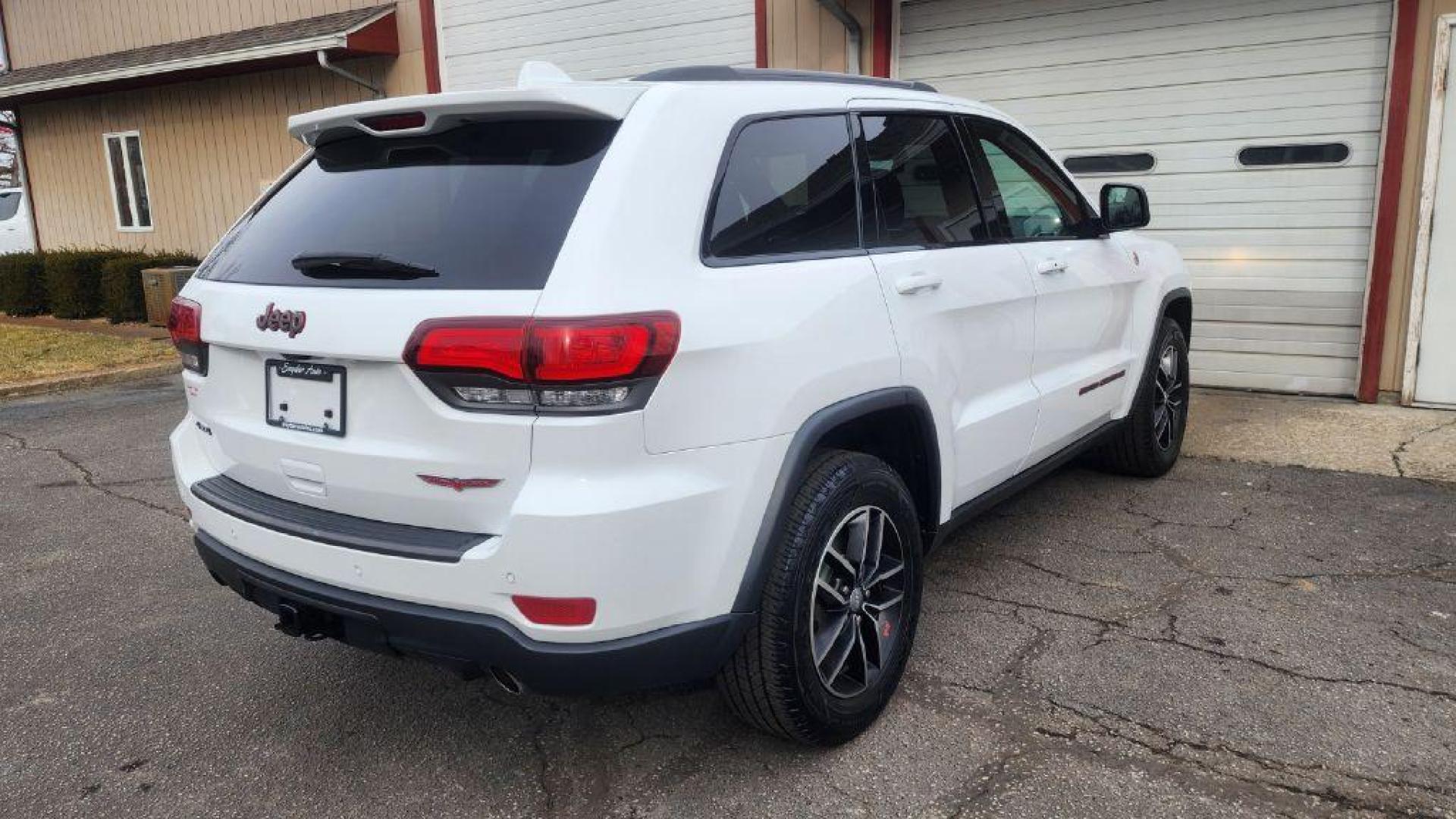 2017 WHITE JEEP GRAND CHEROKEE TRAILHAWK (1C4RJFLG1HC) with an 3.6L engine, Automatic transmission, located at 101 S. Halleck St., DeMotte, 46310, (219) 987-2922, 41.202343, -87.198189 - Photo#2