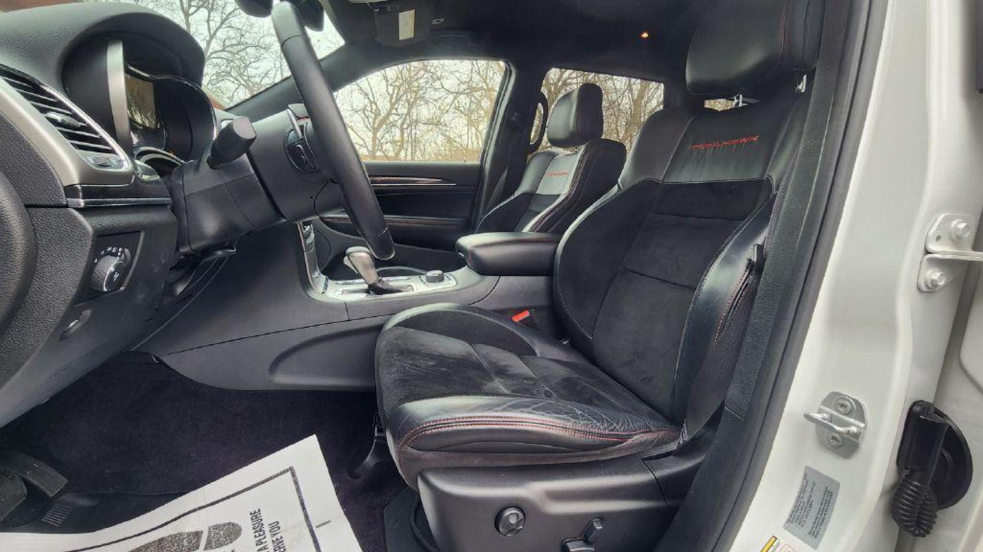 2017 WHITE JEEP GRAND CHEROKEE TRAILHAWK (1C4RJFLG1HC) with an 3.6L engine, Automatic transmission, located at 101 S. Halleck St., DeMotte, 46310, (219) 987-2922, 41.202343, -87.198189 - Photo#4