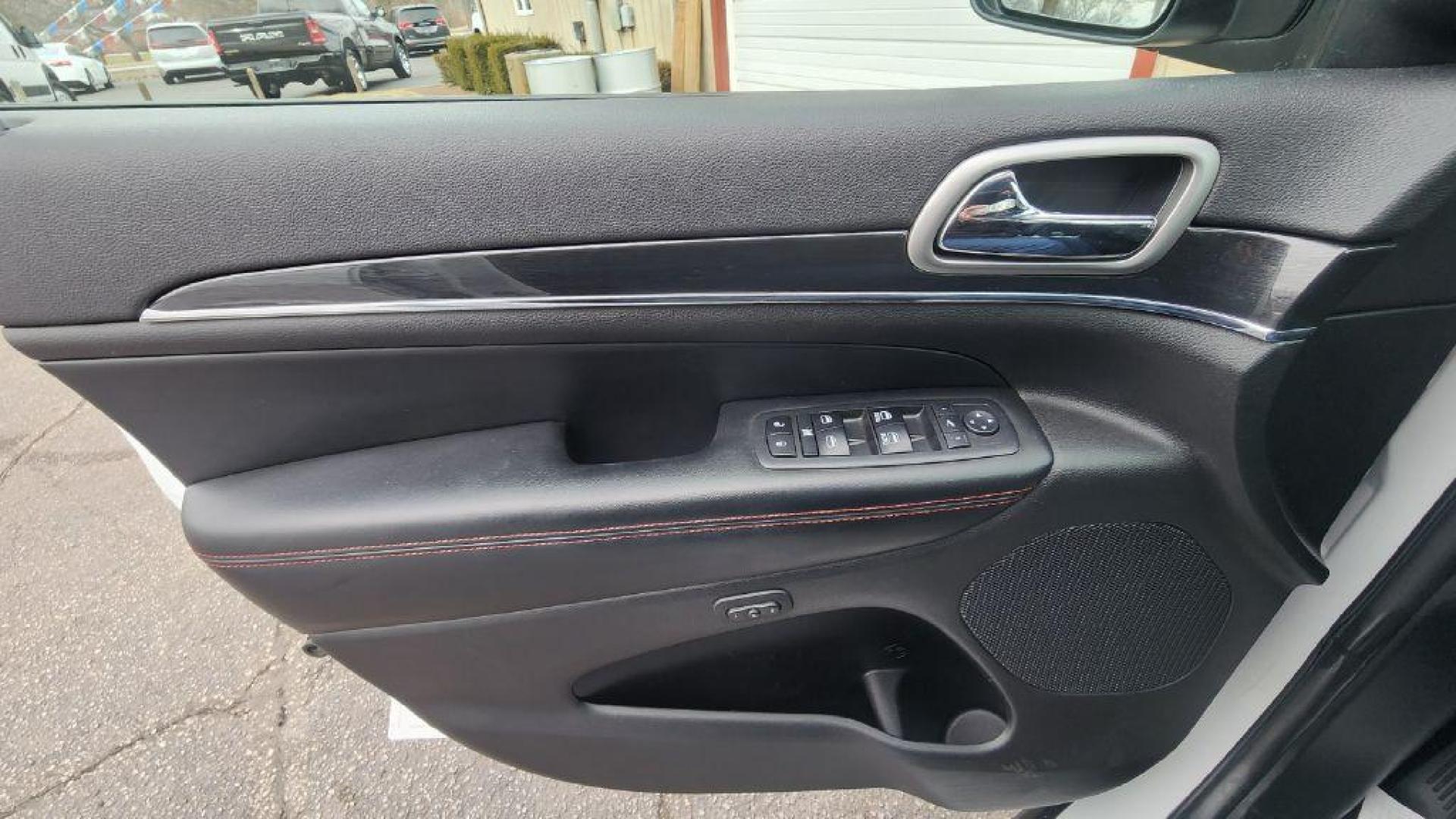 2017 WHITE JEEP GRAND CHEROKEE TRAILHAWK (1C4RJFLG1HC) with an 3.6L engine, Automatic transmission, located at 101 S. Halleck St., DeMotte, 46310, (219) 987-2922, 41.202343, -87.198189 - Photo#17