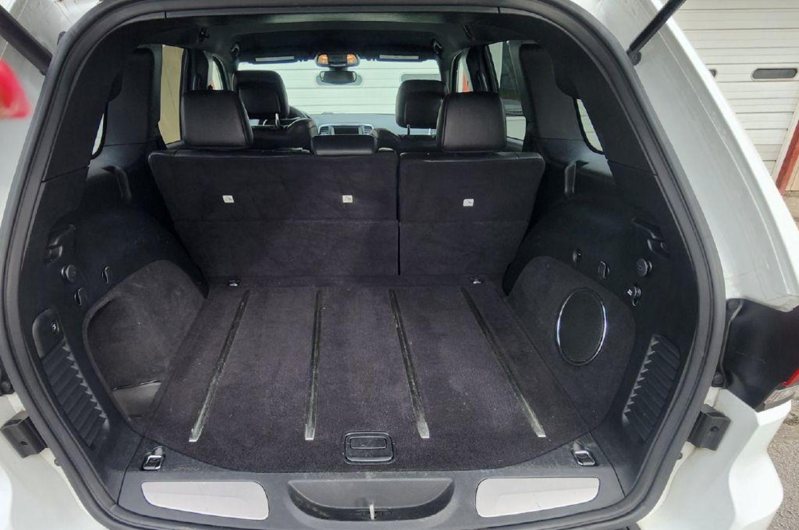 2017 WHITE JEEP GRAND CHEROKEE TRAILHAWK (1C4RJFLG1HC) with an 3.6L engine, Automatic transmission, located at 101 S. Halleck St., DeMotte, 46310, (219) 987-2922, 41.202343, -87.198189 - Photo#19