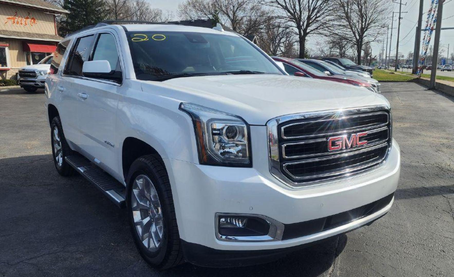2020 WHITE GMC YUKON SLT (1GKS2BKC9LR) with an 5.3L engine, Automatic transmission, located at 101 S. Halleck St., DeMotte, 46310, (219) 987-2922, 41.202343, -87.198189 - Photo#1