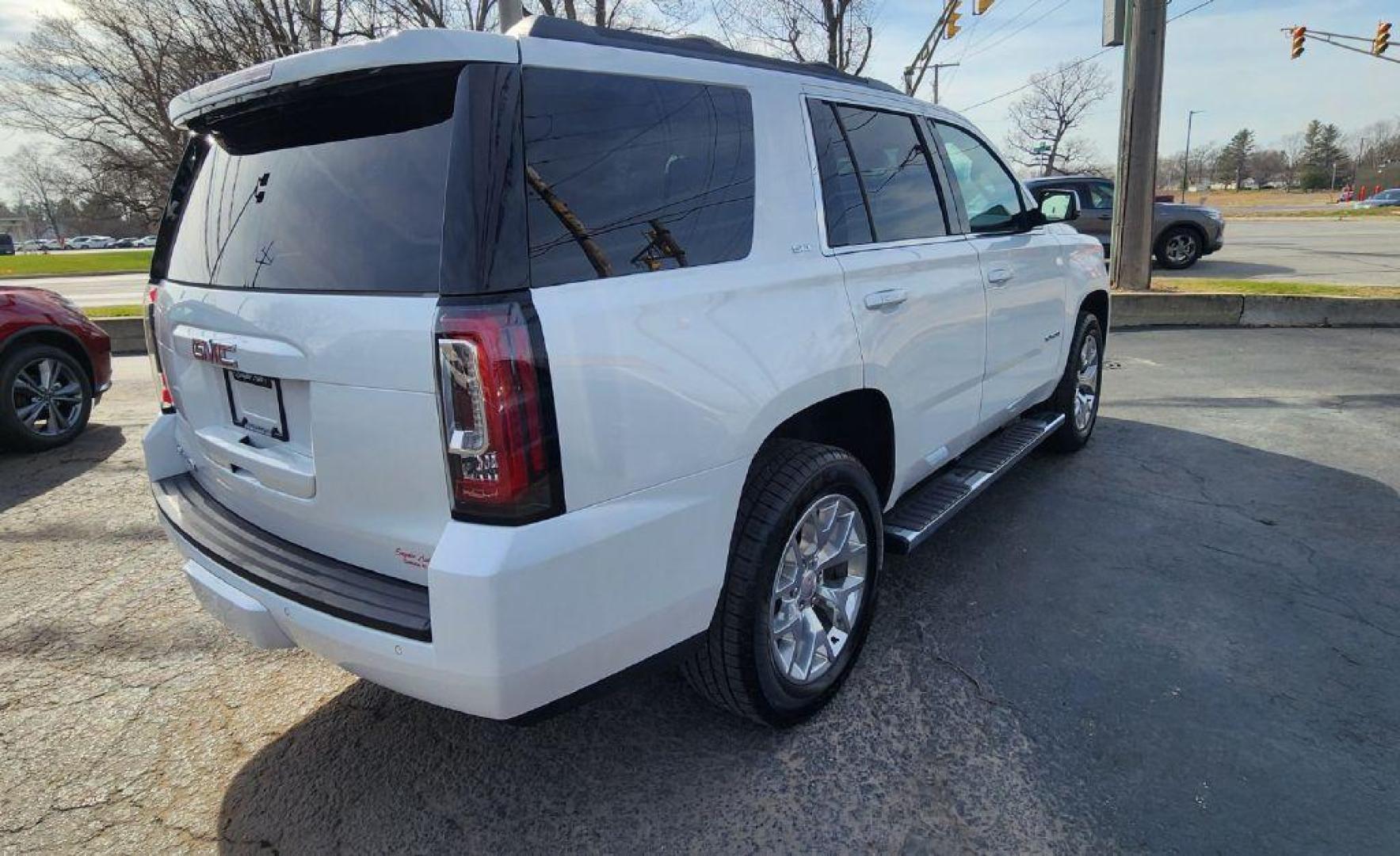 2020 WHITE GMC YUKON SLT (1GKS2BKC9LR) with an 5.3L engine, Automatic transmission, located at 101 S. Halleck St., DeMotte, 46310, (219) 987-2922, 41.202343, -87.198189 - Photo#2