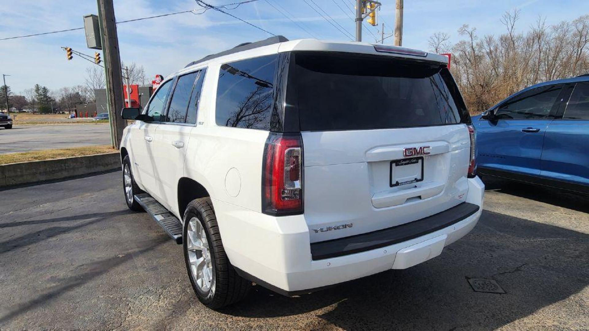 2020 WHITE GMC YUKON SLT (1GKS2BKC9LR) with an 5.3L engine, Automatic transmission, located at 101 S. Halleck St., DeMotte, 46310, (219) 987-2922, 41.202343, -87.198189 - Photo#3