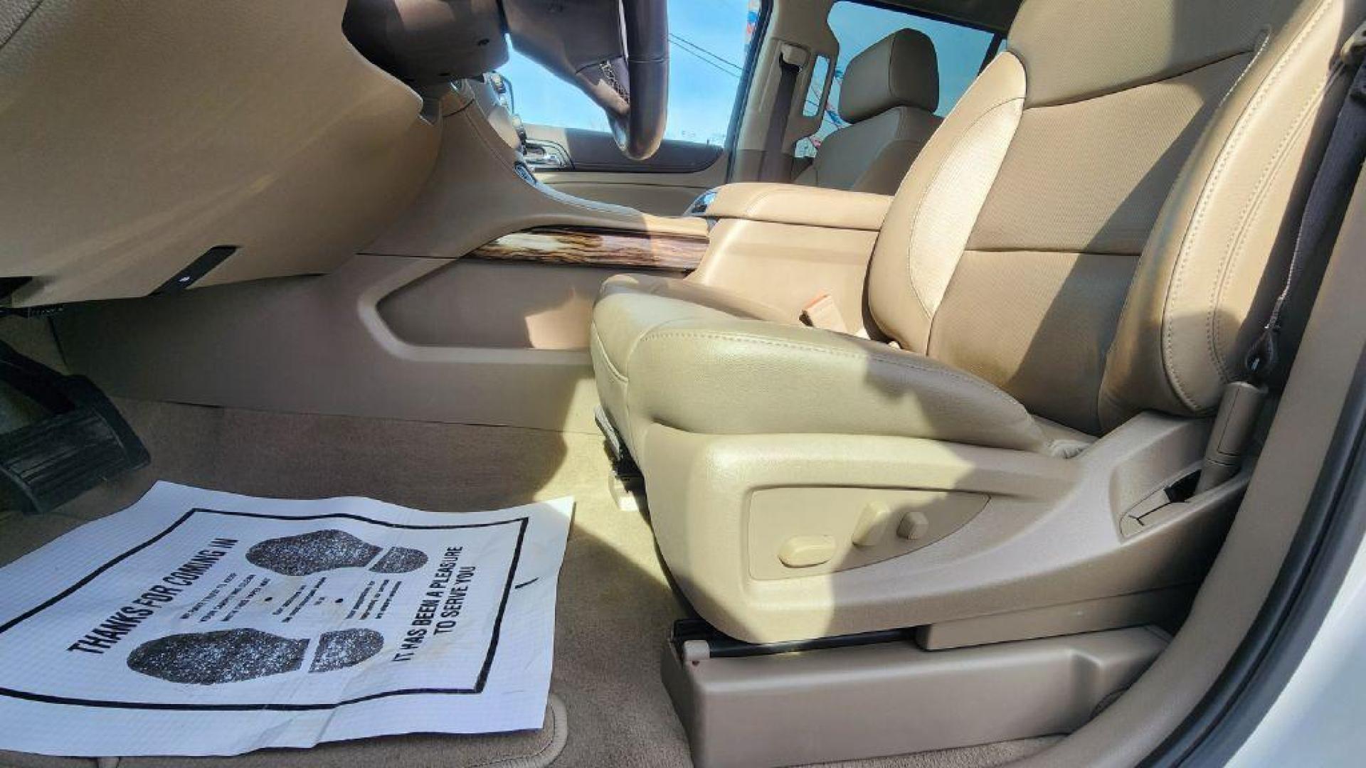 2020 WHITE GMC YUKON SLT (1GKS2BKC9LR) with an 5.3L engine, Automatic transmission, located at 101 S. Halleck St., DeMotte, 46310, (219) 987-2922, 41.202343, -87.198189 - Photo#4