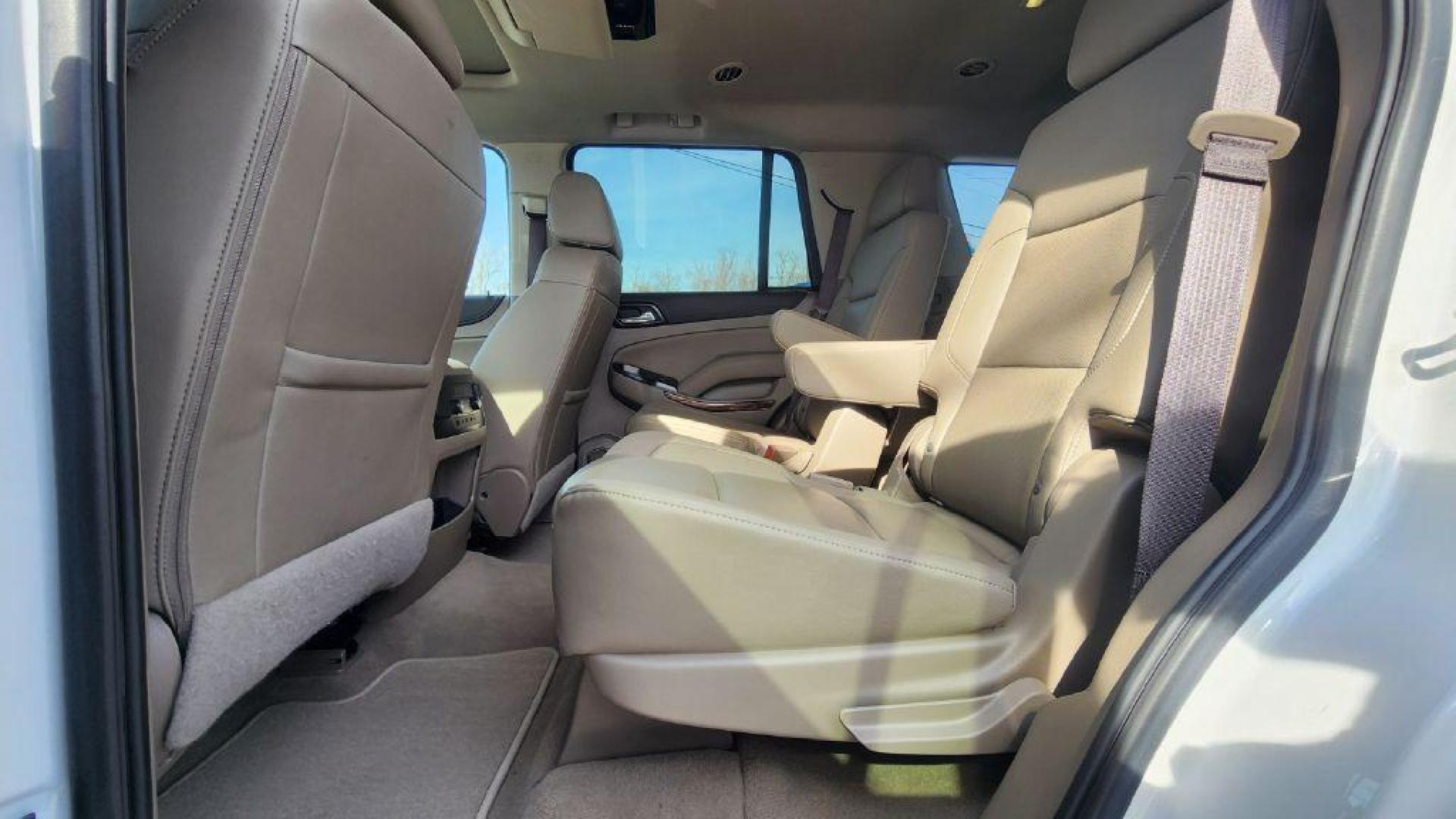 2020 WHITE GMC YUKON SLT (1GKS2BKC9LR) with an 5.3L engine, Automatic transmission, located at 101 S. Halleck St., DeMotte, 46310, (219) 987-2922, 41.202343, -87.198189 - Photo#5