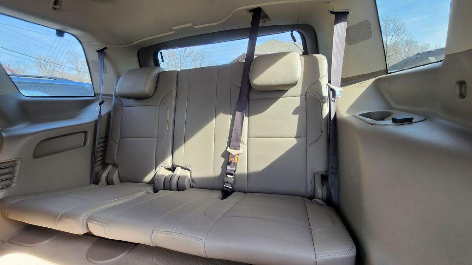 2020 WHITE GMC YUKON SLT (1GKS2BKC9LR) with an 5.3L engine, Automatic transmission, located at 101 S. Halleck St., DeMotte, 46310, (219) 987-2922, 41.202343, -87.198189 - Photo#6