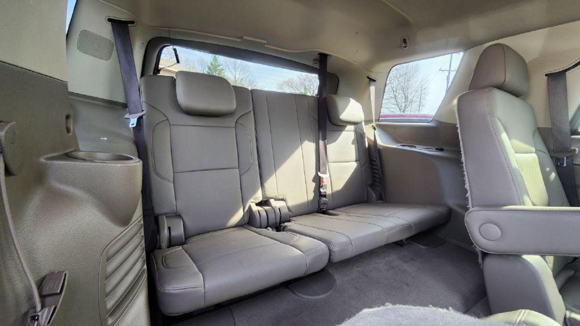 2020 WHITE GMC YUKON SLT (1GKS2BKC9LR) with an 5.3L engine, Automatic transmission, located at 101 S. Halleck St., DeMotte, 46310, (219) 987-2922, 41.202343, -87.198189 - Photo#7