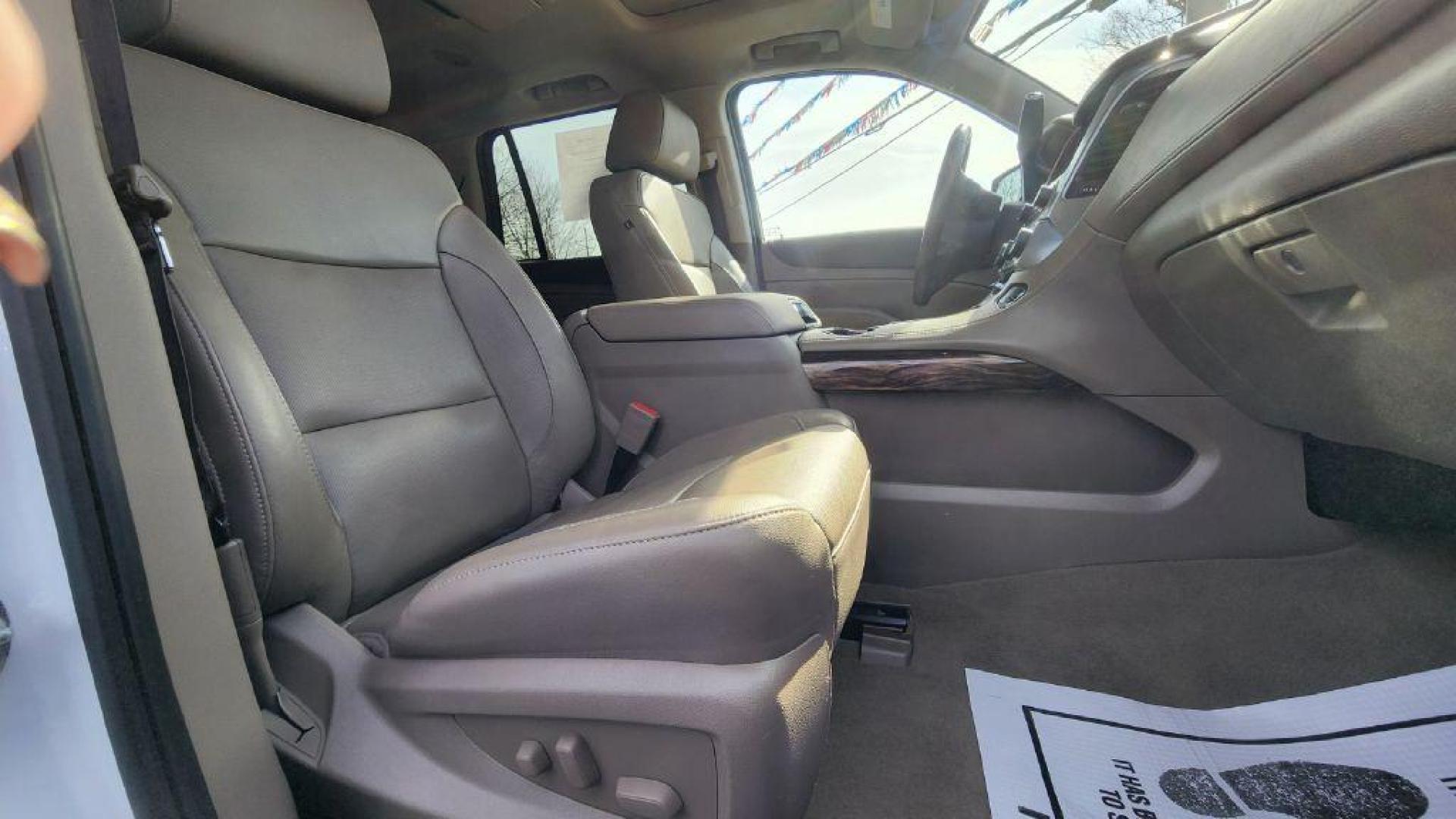 2020 WHITE GMC YUKON SLT (1GKS2BKC9LR) with an 5.3L engine, Automatic transmission, located at 101 S. Halleck St., DeMotte, 46310, (219) 987-2922, 41.202343, -87.198189 - Photo#9