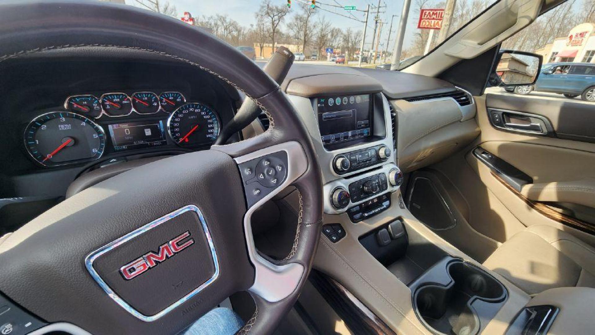2020 WHITE GMC YUKON SLT (1GKS2BKC9LR) with an 5.3L engine, Automatic transmission, located at 101 S. Halleck St., DeMotte, 46310, (219) 987-2922, 41.202343, -87.198189 - Photo#10