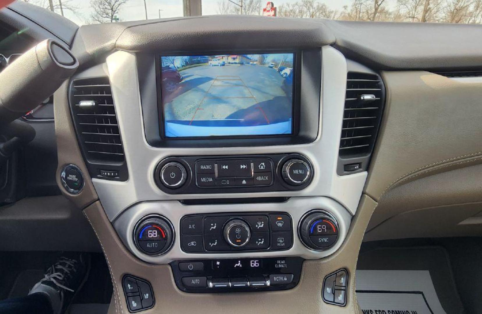 2020 WHITE GMC YUKON SLT (1GKS2BKC9LR) with an 5.3L engine, Automatic transmission, located at 101 S. Halleck St., DeMotte, 46310, (219) 987-2922, 41.202343, -87.198189 - Photo#16