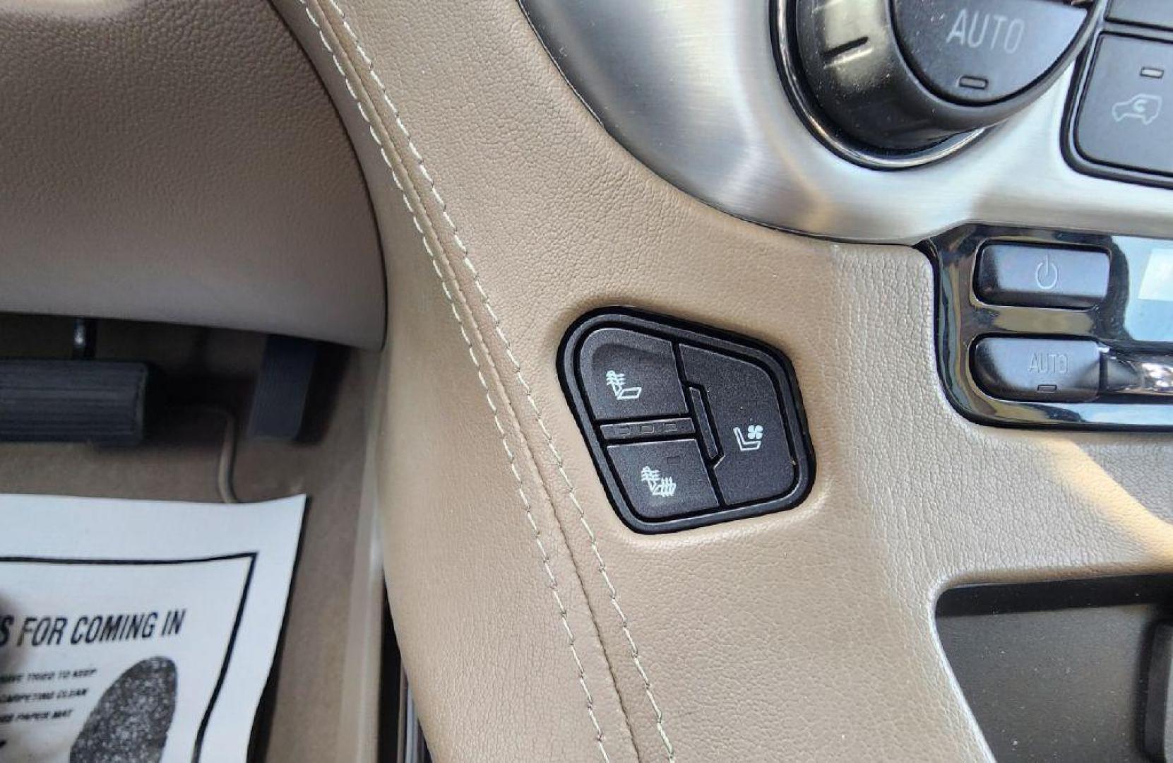 2020 WHITE GMC YUKON SLT (1GKS2BKC9LR) with an 5.3L engine, Automatic transmission, located at 101 S. Halleck St., DeMotte, 46310, (219) 987-2922, 41.202343, -87.198189 - Photo#19