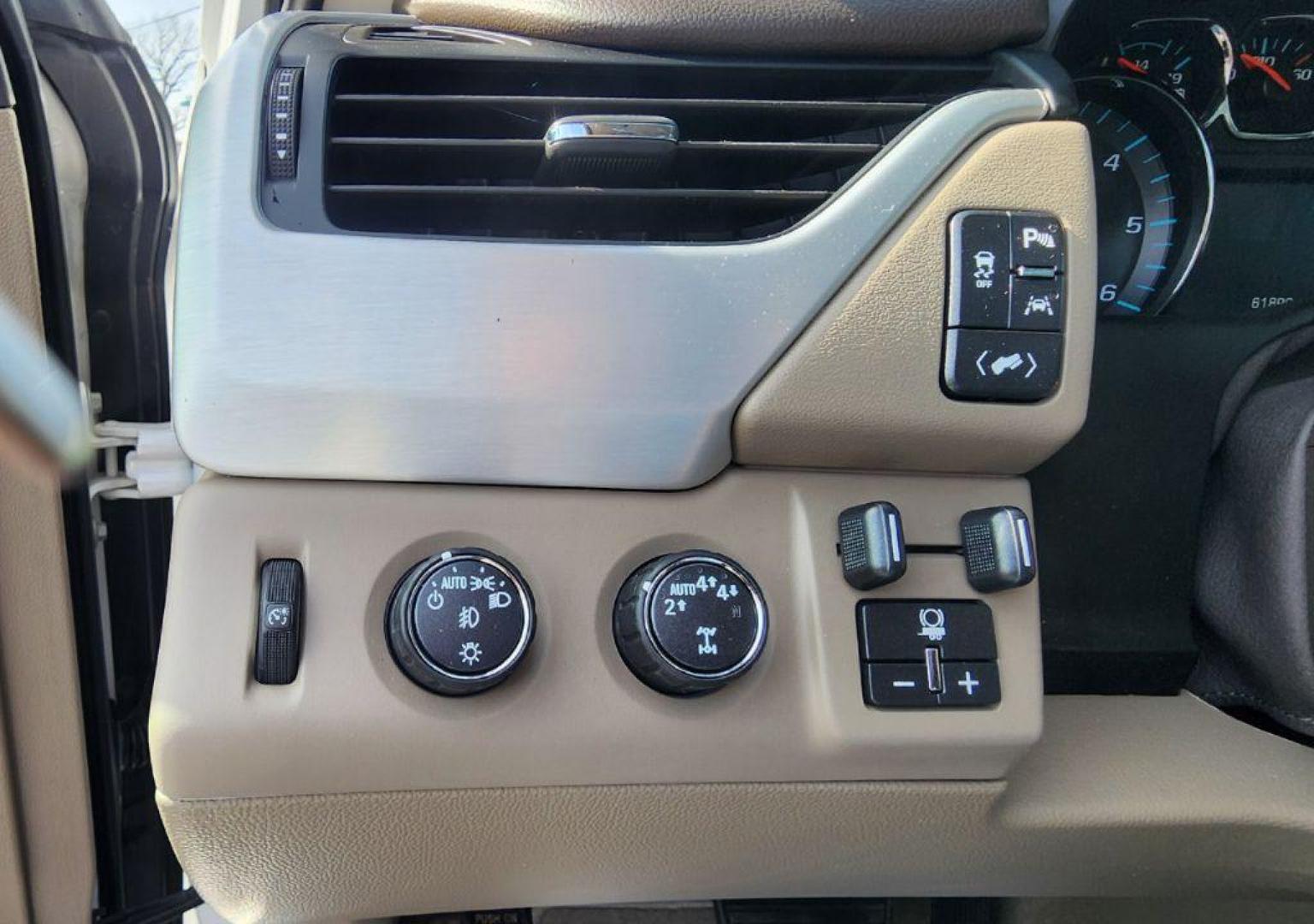 2020 WHITE GMC YUKON SLT (1GKS2BKC9LR) with an 5.3L engine, Automatic transmission, located at 101 S. Halleck St., DeMotte, 46310, (219) 987-2922, 41.202343, -87.198189 - Photo#21