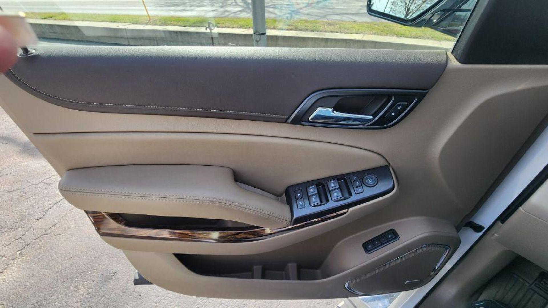 2020 WHITE GMC YUKON SLT (1GKS2BKC9LR) with an 5.3L engine, Automatic transmission, located at 101 S. Halleck St., DeMotte, 46310, (219) 987-2922, 41.202343, -87.198189 - Photo#22