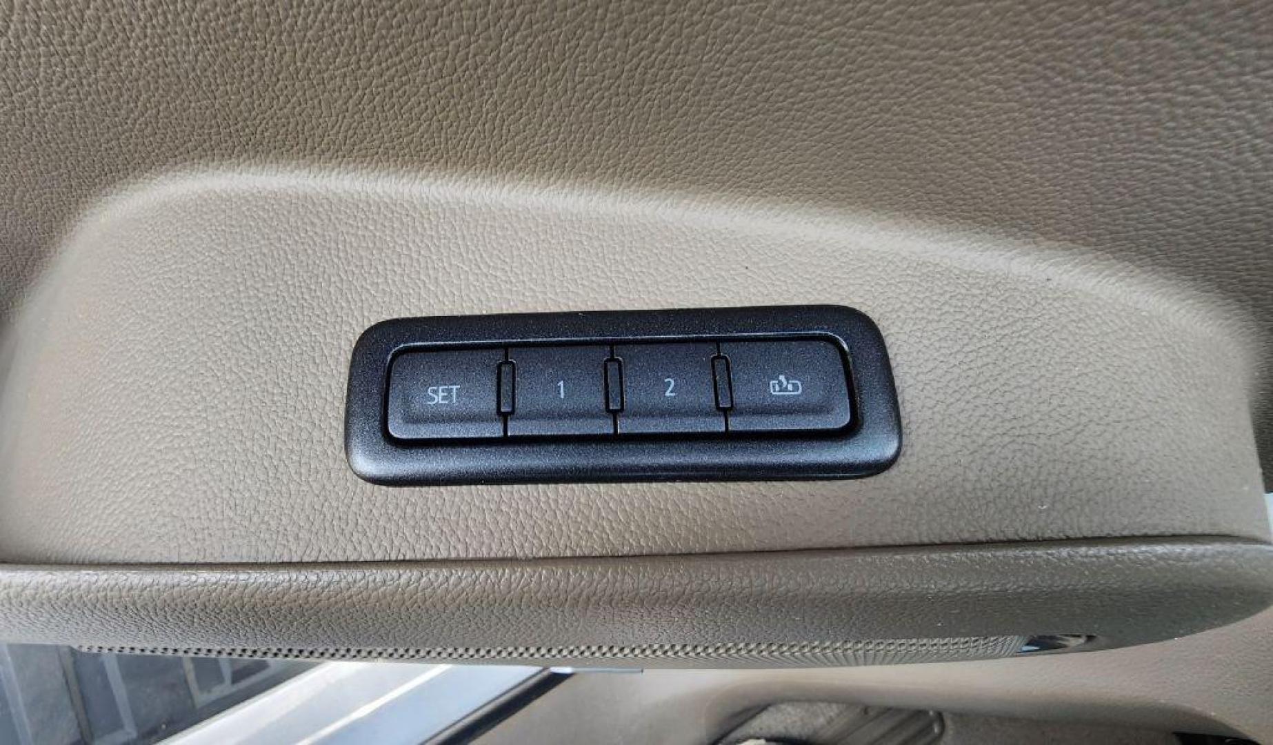 2020 WHITE GMC YUKON SLT (1GKS2BKC9LR) with an 5.3L engine, Automatic transmission, located at 101 S. Halleck St., DeMotte, 46310, (219) 987-2922, 41.202343, -87.198189 - Photo#23