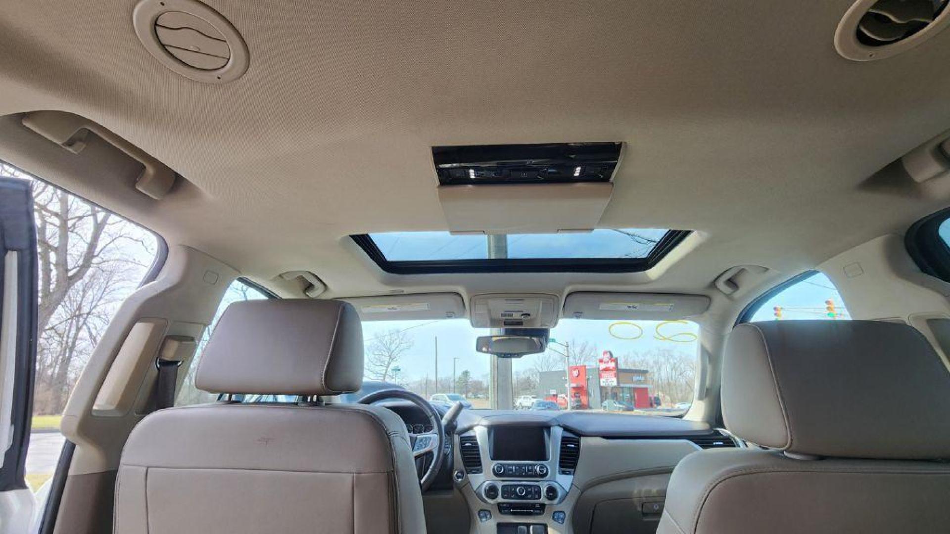 2020 WHITE GMC YUKON SLT (1GKS2BKC9LR) with an 5.3L engine, Automatic transmission, located at 101 S. Halleck St., DeMotte, 46310, (219) 987-2922, 41.202343, -87.198189 - Photo#25