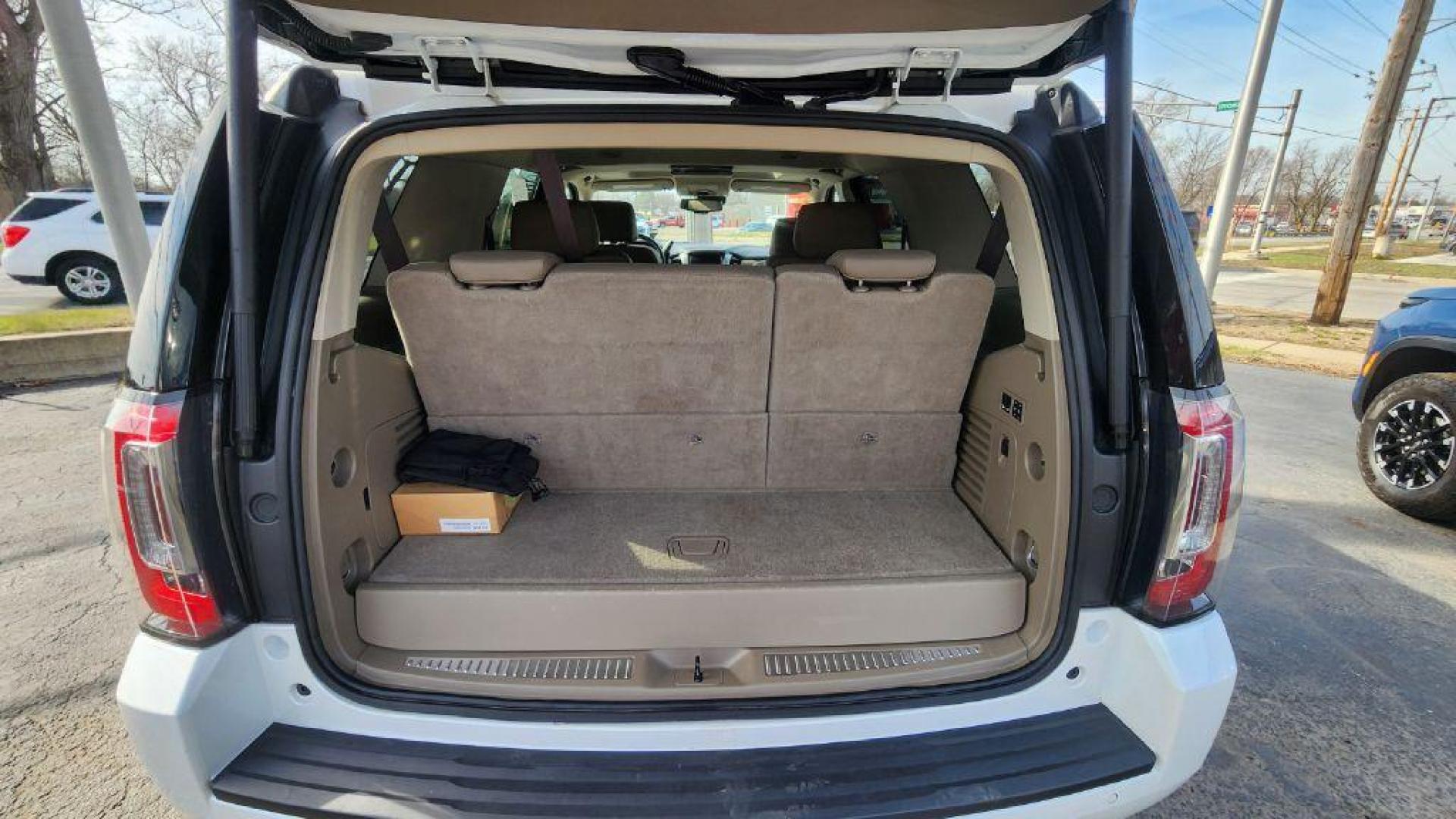 2020 WHITE GMC YUKON SLT (1GKS2BKC9LR) with an 5.3L engine, Automatic transmission, located at 101 S. Halleck St., DeMotte, 46310, (219) 987-2922, 41.202343, -87.198189 - Photo#28