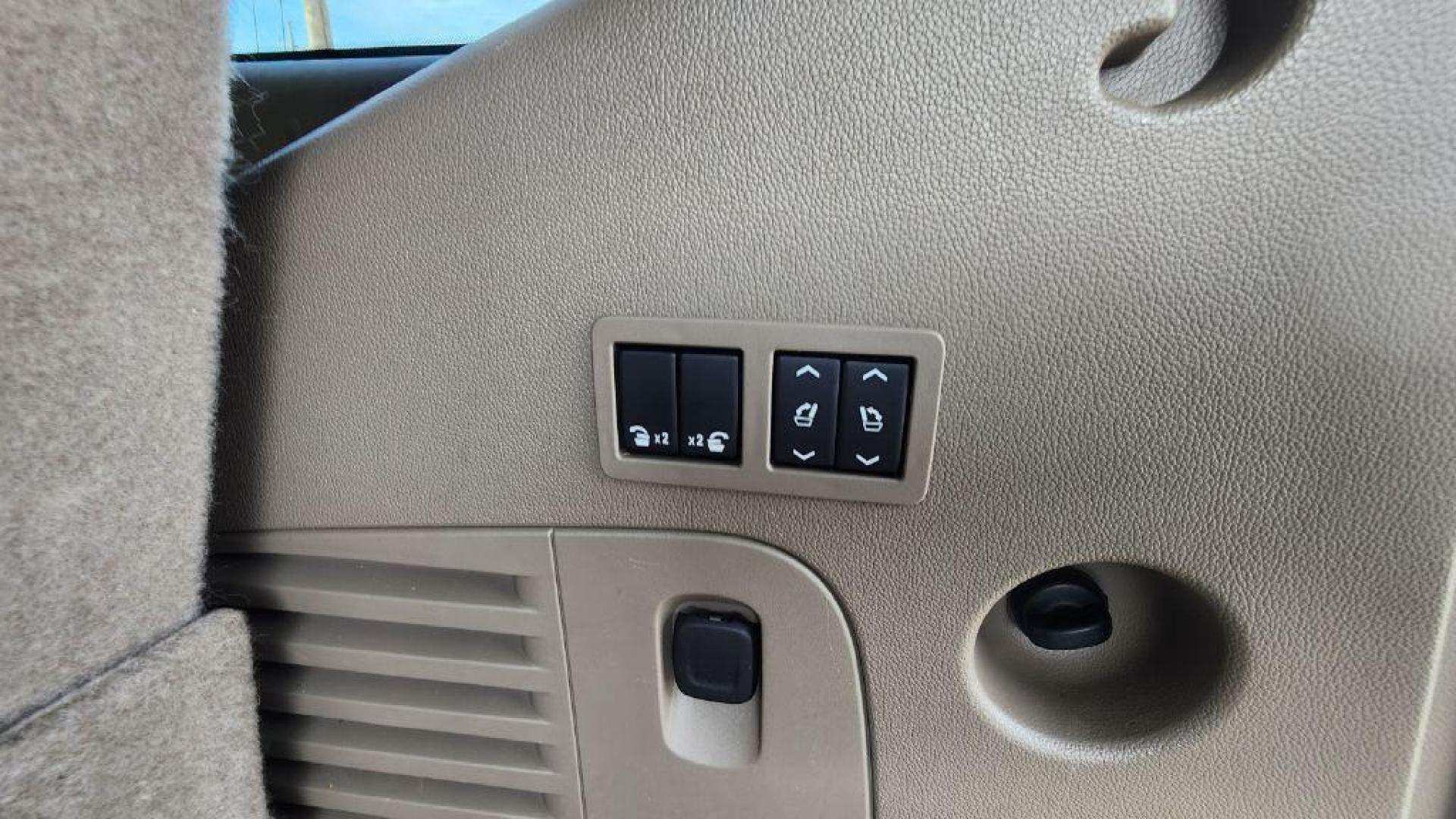 2020 WHITE GMC YUKON SLT (1GKS2BKC9LR) with an 5.3L engine, Automatic transmission, located at 101 S. Halleck St., DeMotte, 46310, (219) 987-2922, 41.202343, -87.198189 - Photo#29