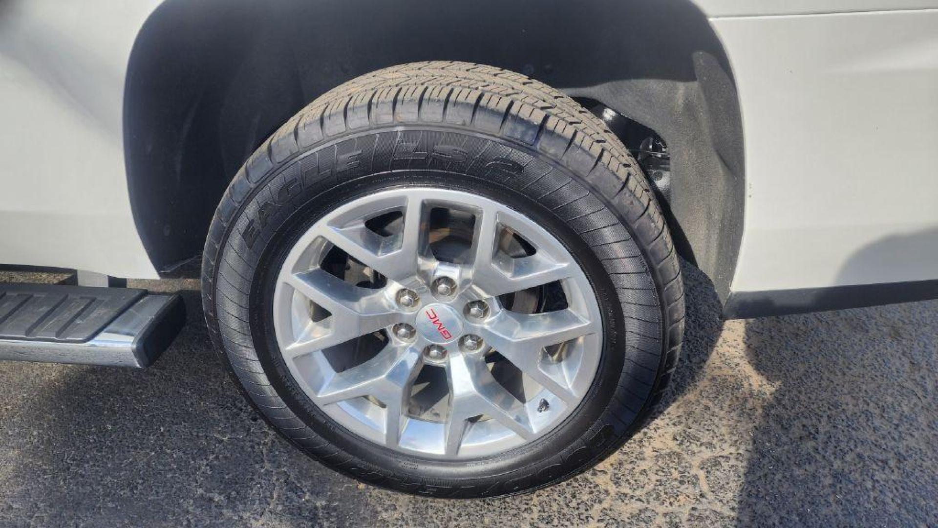 2020 WHITE GMC YUKON SLT (1GKS2BKC9LR) with an 5.3L engine, Automatic transmission, located at 101 S. Halleck St., DeMotte, 46310, (219) 987-2922, 41.202343, -87.198189 - Photo#30