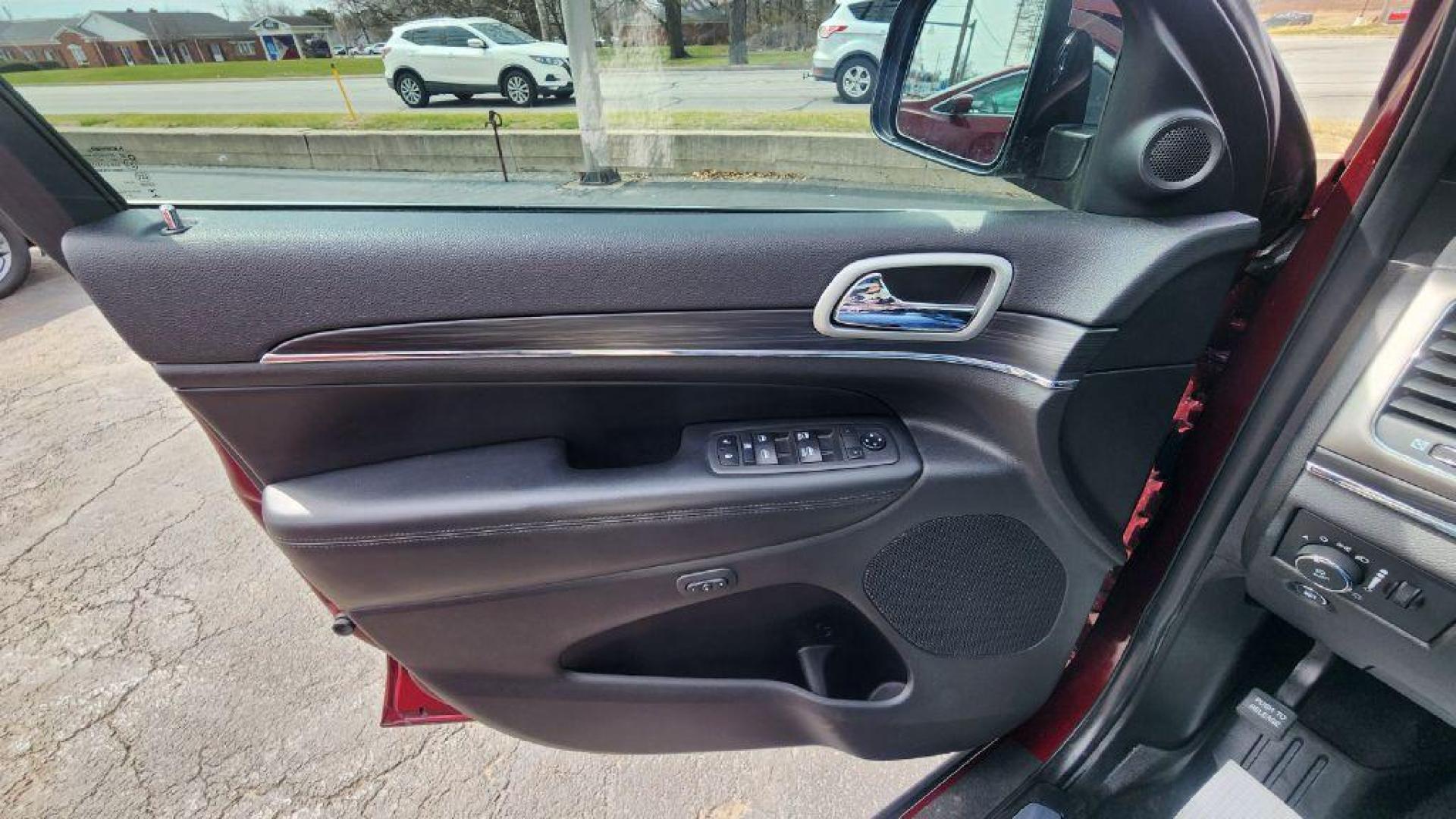 2019 BURG JEEP GRAND CHEROKEE LIMITED (1C4RJFBG1KC) with an 3.6L engine, Automatic transmission, located at 101 S. Halleck St., DeMotte, 46310, (219) 987-2922, 41.202343, -87.198189 - Photo#18