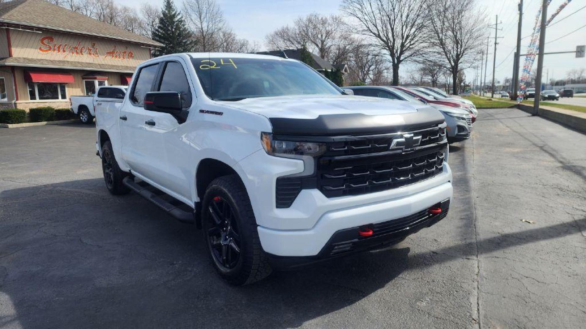 2024 WHITE CHEVROLET SILVERADO 1500 RST (1GCUDEED5RZ) with an 5.3L engine, Automatic transmission, located at 101 S. Halleck St., DeMotte, 46310, (219) 987-2922, 41.202343, -87.198189 - Photo#1