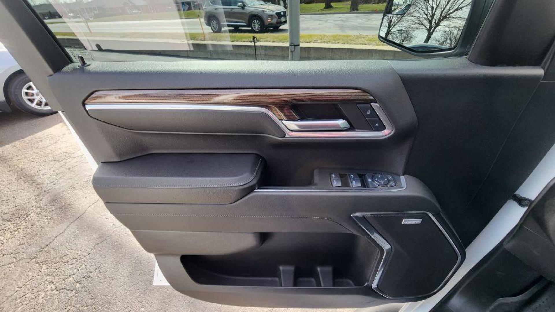 2024 WHITE CHEVROLET SILVERADO 1500 RST (1GCUDEED5RZ) with an 5.3L engine, Automatic transmission, located at 101 S. Halleck St., DeMotte, 46310, (219) 987-2922, 41.202343, -87.198189 - Photo#18