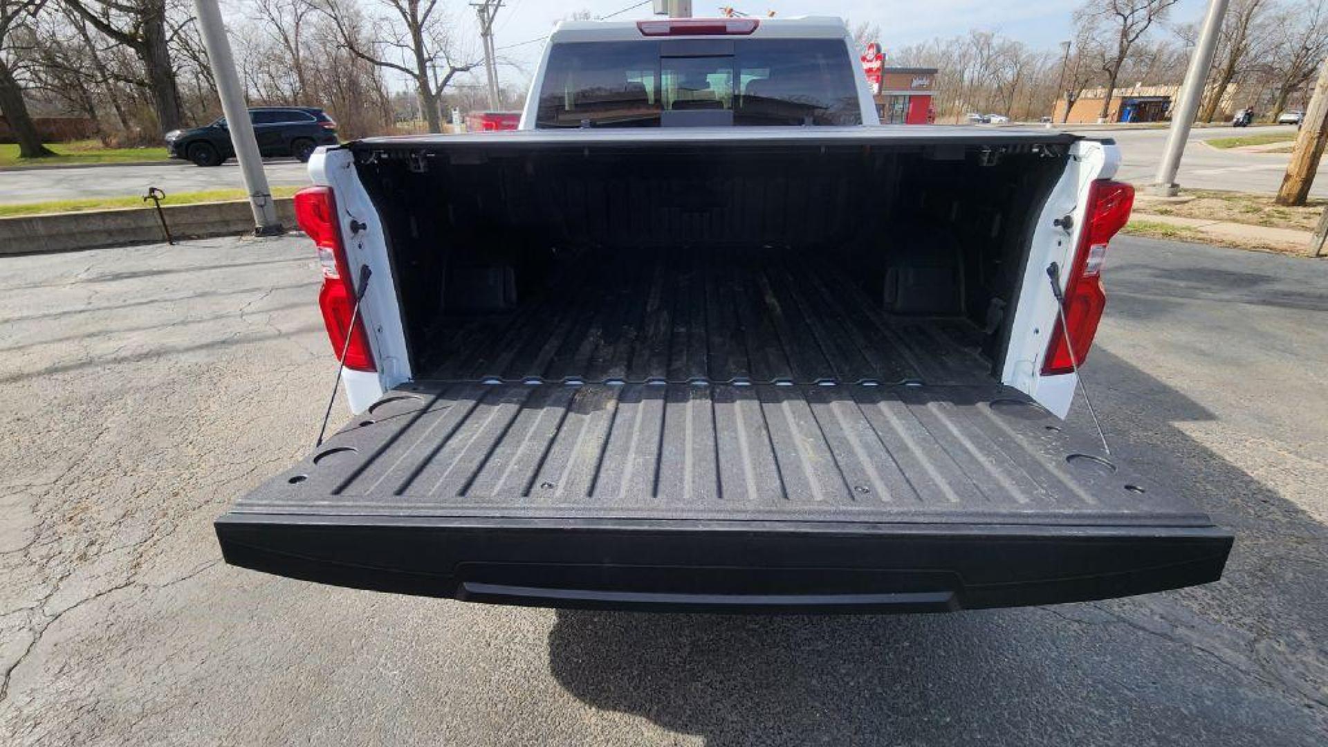 2024 WHITE CHEVROLET SILVERADO 1500 RST (1GCUDEED5RZ) with an 5.3L engine, Automatic transmission, located at 101 S. Halleck St., DeMotte, 46310, (219) 987-2922, 41.202343, -87.198189 - Photo#20