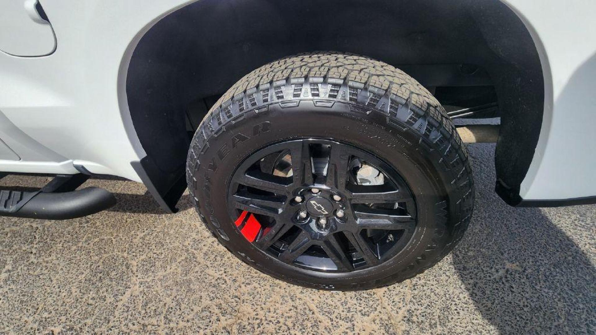 2024 WHITE CHEVROLET SILVERADO 1500 RST (1GCUDEED5RZ) with an 5.3L engine, Automatic transmission, located at 101 S. Halleck St., DeMotte, 46310, (219) 987-2922, 41.202343, -87.198189 - Photo#21