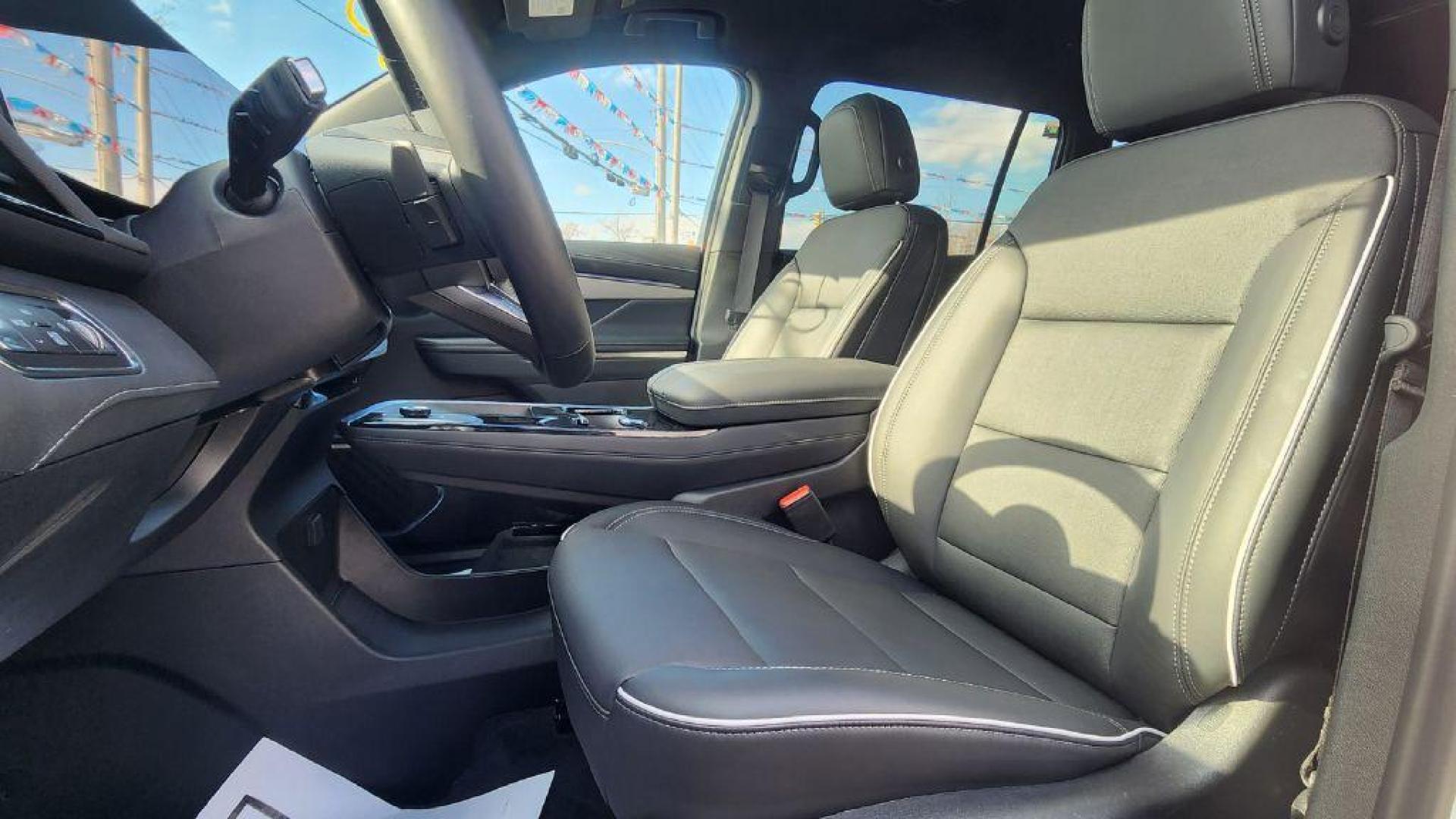 2025 WHITE BUICK ENCLAVE PREFERRED - AWD (5GAEVARS3SJ) with an 2.5L engine, Automatic transmission, located at 101 S. Halleck St., DeMotte, 46310, (219) 987-2922, 41.202343, -87.198189 - Photo#4