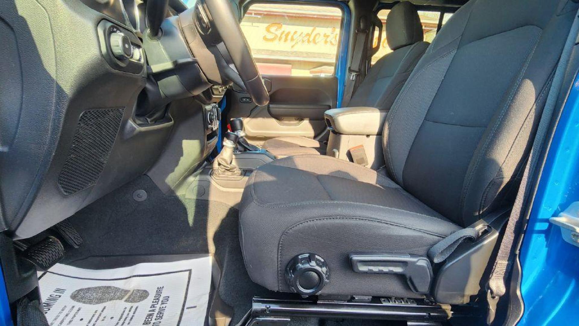 2022 BLUE JEEP WRANGLER UNLIMI SPORT (1C4HJXDG8NW) with an 3.6L engine, Automatic transmission, located at 101 S. Halleck St., DeMotte, 46310, (219) 987-2922, 41.202343, -87.198189 - Photo#4