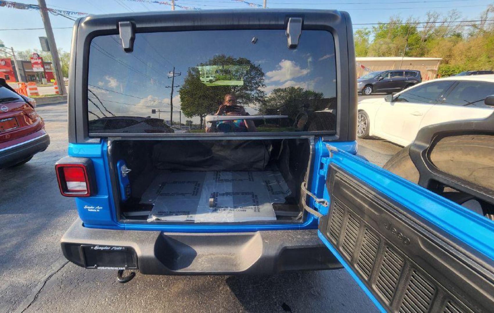 2022 BLUE JEEP WRANGLER UNLIMI SPORT (1C4HJXDG8NW) with an 3.6L engine, Automatic transmission, located at 101 S. Halleck St., DeMotte, 46310, (219) 987-2922, 41.202343, -87.198189 - Photo#21