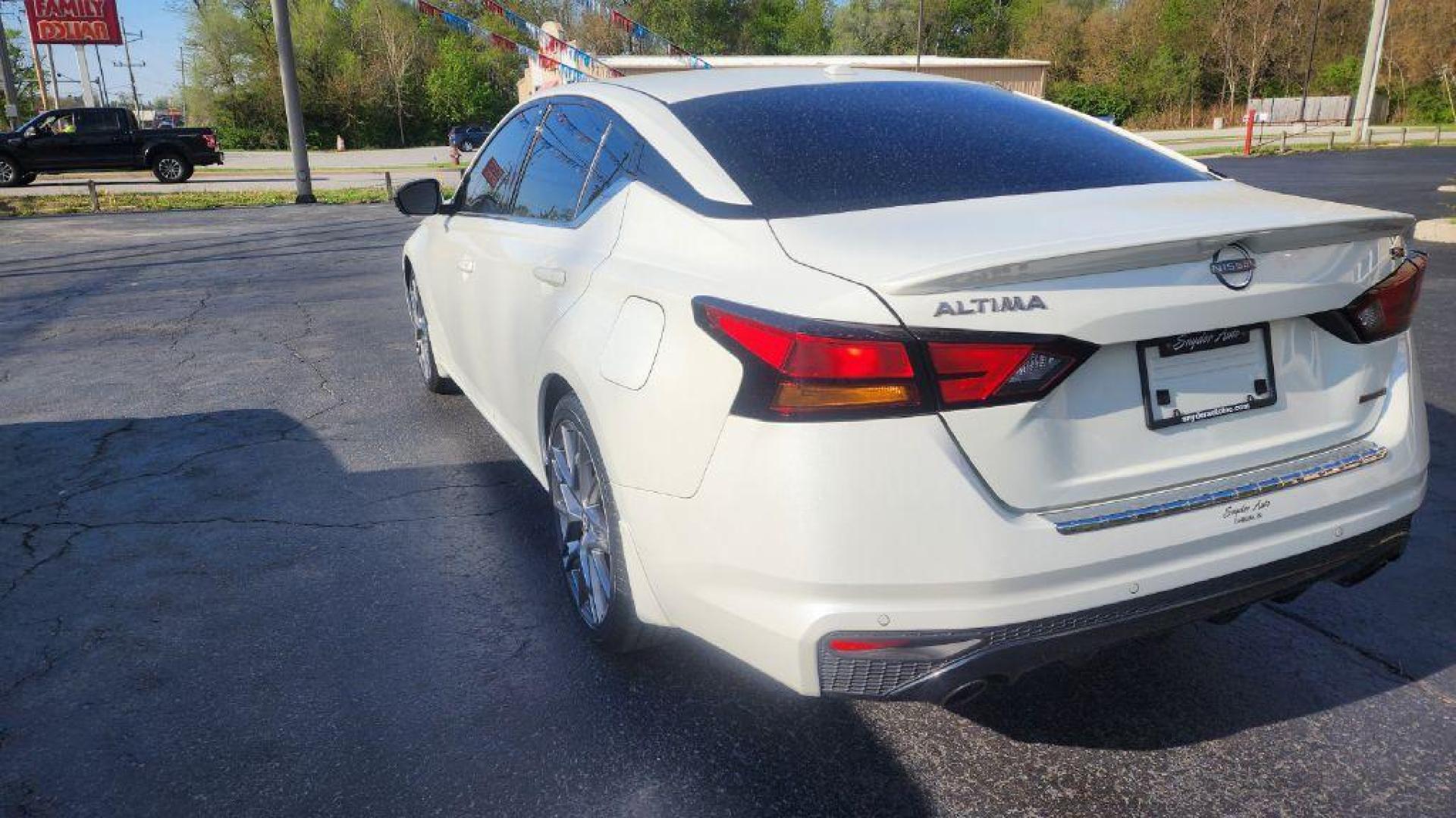 2023 WHITE NISSAN ALTIMA SR - FWD (1N4AL4CV9PN) with an 2.0L engine, Continuously Variable transmission, located at 101 S. Halleck St., DeMotte, 46310, (219) 987-2922, 41.202343, -87.198189 - Photo#3