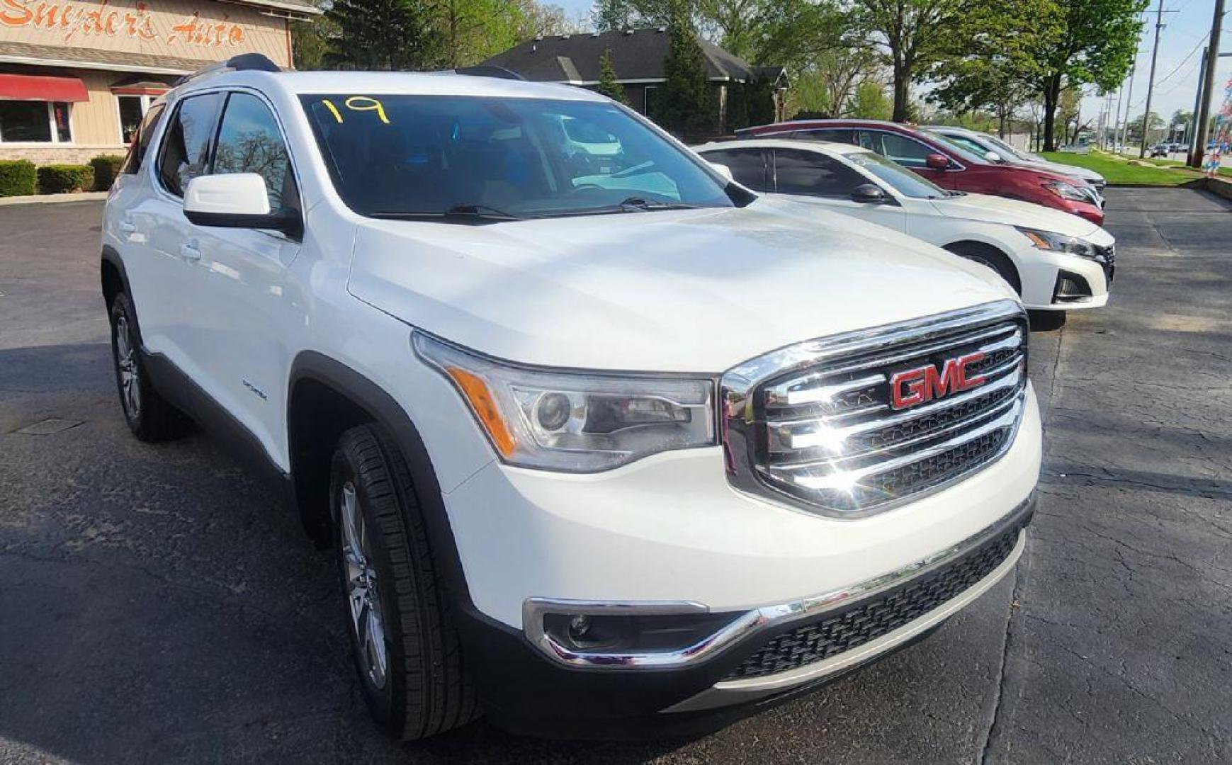 2019 WHITE GMC ACADIA SLE (1GKKNLLS6KZ) with an 3.6L engine, Automatic transmission, located at 101 S. Halleck St., DeMotte, 46310, (219) 987-2922, 41.202343, -87.198189 - Photo#1