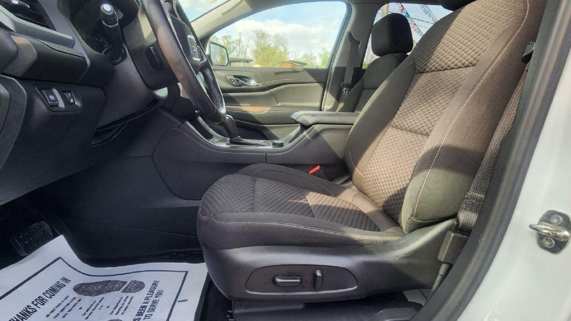 2019 WHITE GMC ACADIA SLE (1GKKNLLS6KZ) with an 3.6L engine, Automatic transmission, located at 101 S. Halleck St., DeMotte, 46310, (219) 987-2922, 41.202343, -87.198189 - Photo#4