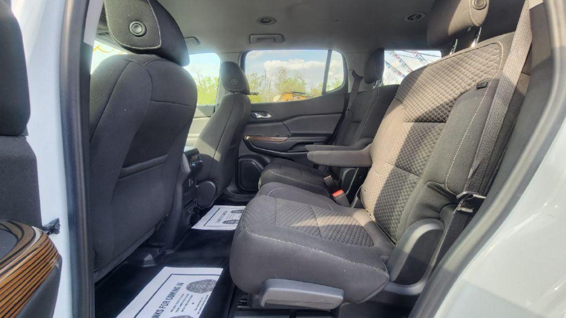 2019 WHITE GMC ACADIA SLE (1GKKNLLS6KZ) with an 3.6L engine, Automatic transmission, located at 101 S. Halleck St., DeMotte, 46310, (219) 987-2922, 41.202343, -87.198189 - Photo#5