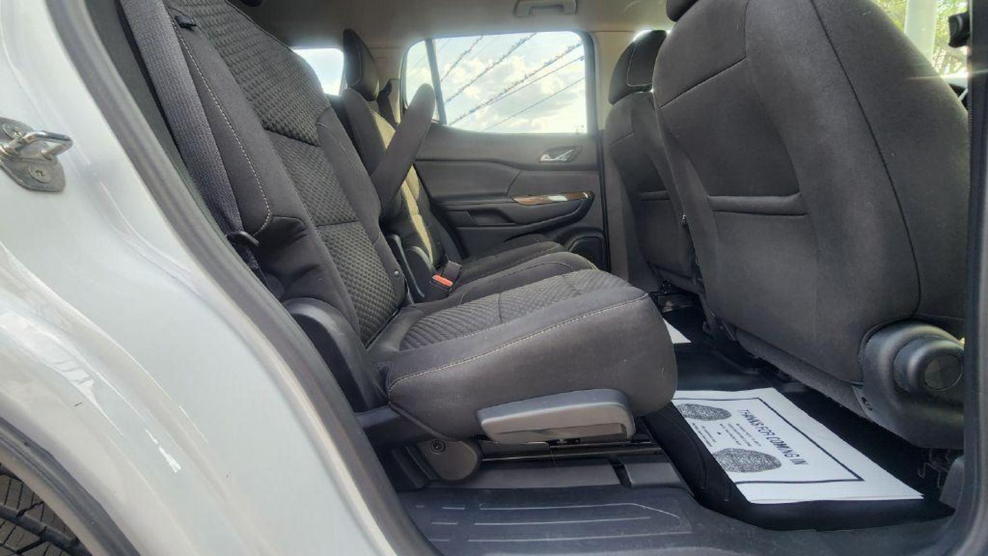 2019 WHITE GMC ACADIA SLE (1GKKNLLS6KZ) with an 3.6L engine, Automatic transmission, located at 101 S. Halleck St., DeMotte, 46310, (219) 987-2922, 41.202343, -87.198189 - Photo#8