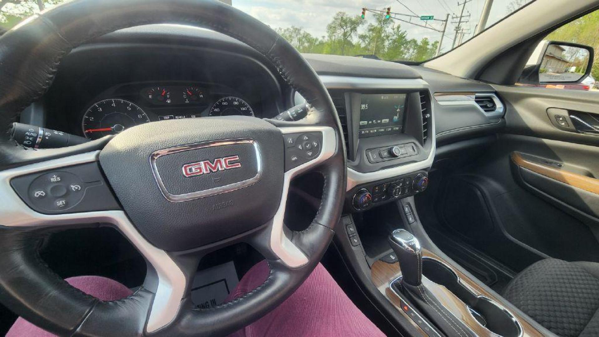 2019 WHITE GMC ACADIA SLE (1GKKNLLS6KZ) with an 3.6L engine, Automatic transmission, located at 101 S. Halleck St., DeMotte, 46310, (219) 987-2922, 41.202343, -87.198189 - Photo#10