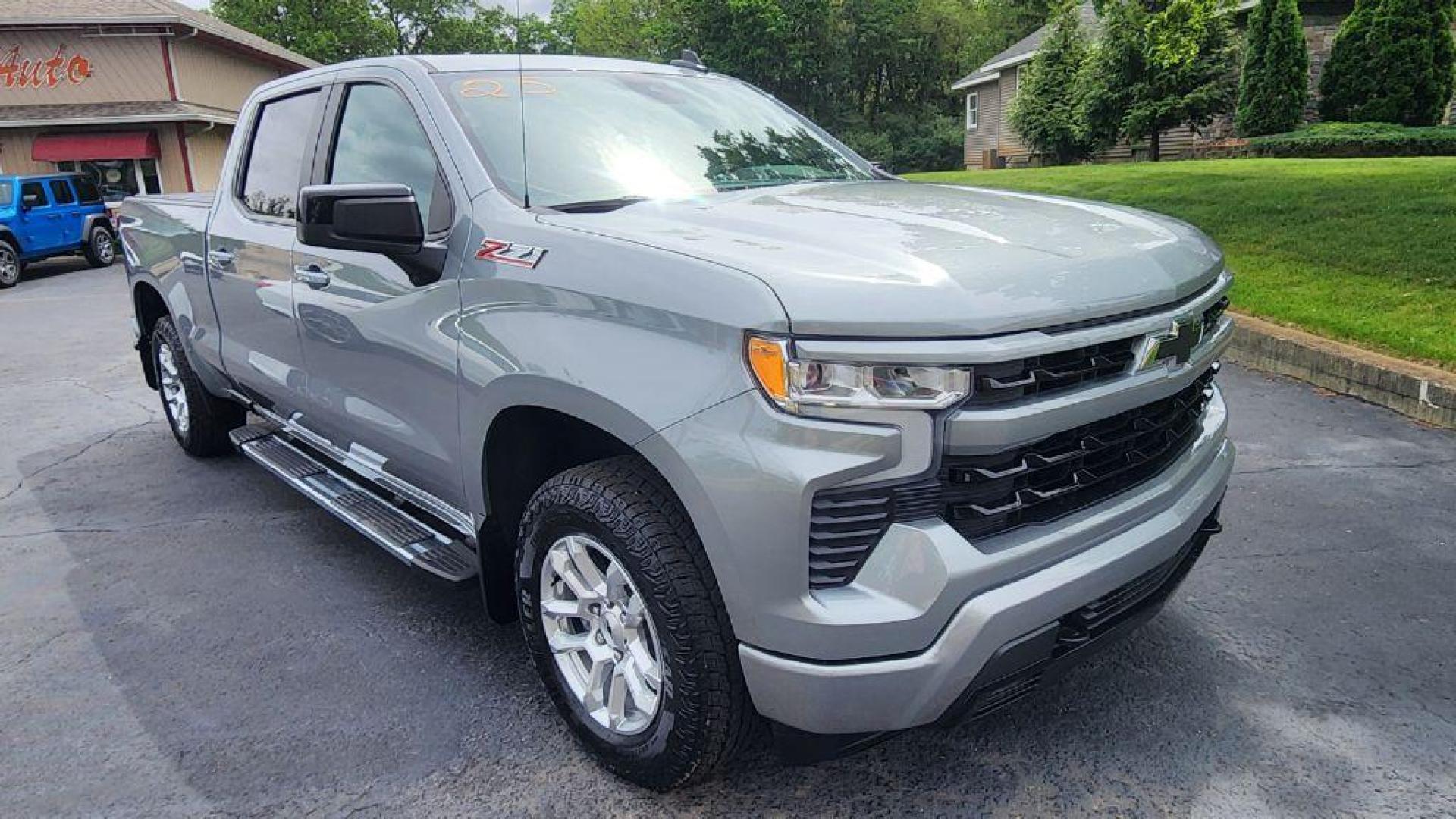 2025 GRAY CHEVROLET SILVERADO 1500 RST (1GCUKEED0SZ) with an 5.3L engine, Automatic transmission, located at 101 S. Halleck St., DeMotte, 46310, (219) 987-2922, 41.202343, -87.198189 - Photo#1
