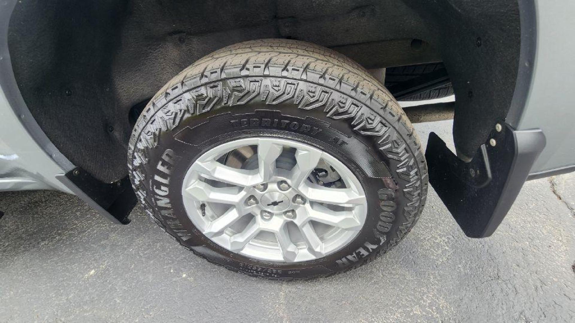 2025 GRAY CHEVROLET SILVERADO 1500 RST (1GCUKEED0SZ) with an 5.3L engine, Automatic transmission, located at 101 S. Halleck St., DeMotte, 46310, (219) 987-2922, 41.202343, -87.198189 - Photo#21