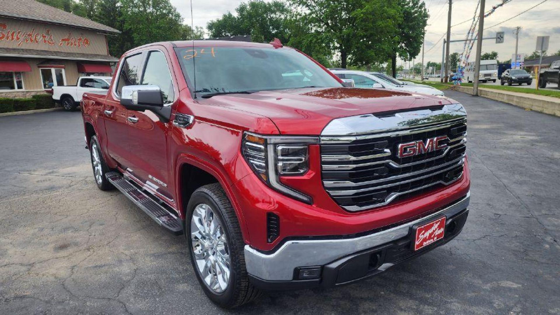 2024 RED GMC SIERRA 1500 SLT - 4WD (3GTUUDED2RG) with an 5.3L engine, Automatic transmission, located at 101 S. Halleck St., DeMotte, 46310, (219) 987-2922, 41.202343, -87.198189 - Photo#1