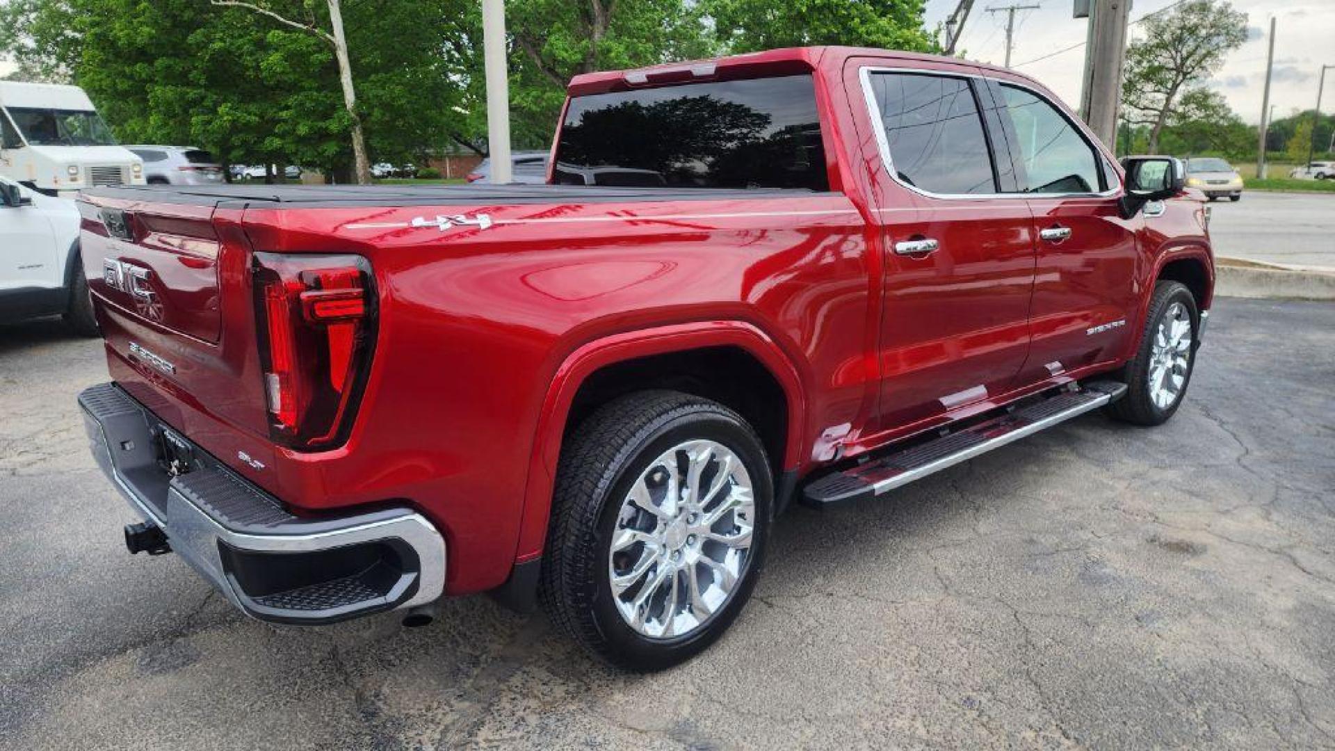 2024 RED GMC SIERRA 1500 SLT - 4WD (3GTUUDED2RG) with an 5.3L engine, Automatic transmission, located at 101 S. Halleck St., DeMotte, 46310, (219) 987-2922, 41.202343, -87.198189 - Photo#2
